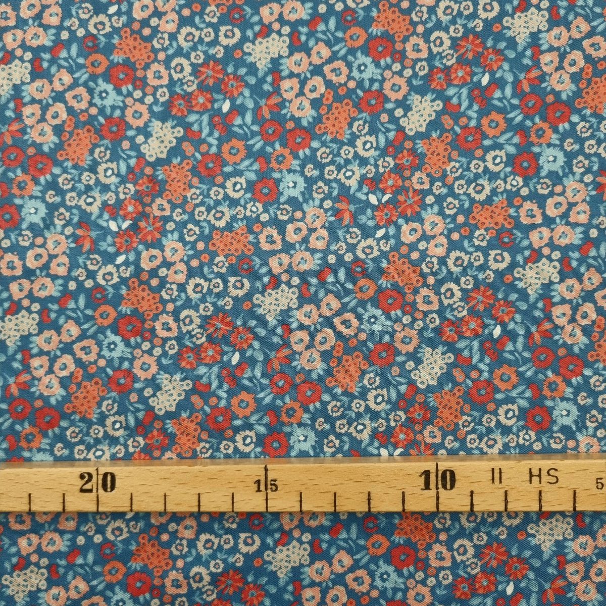 rot/rosa Blüten auf jeansblauer Baumwollpopeline