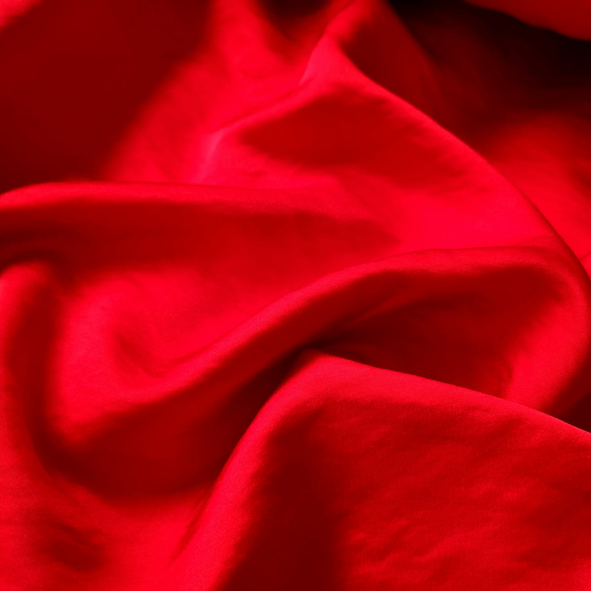 feiner Viskosesatin leuchtend rot