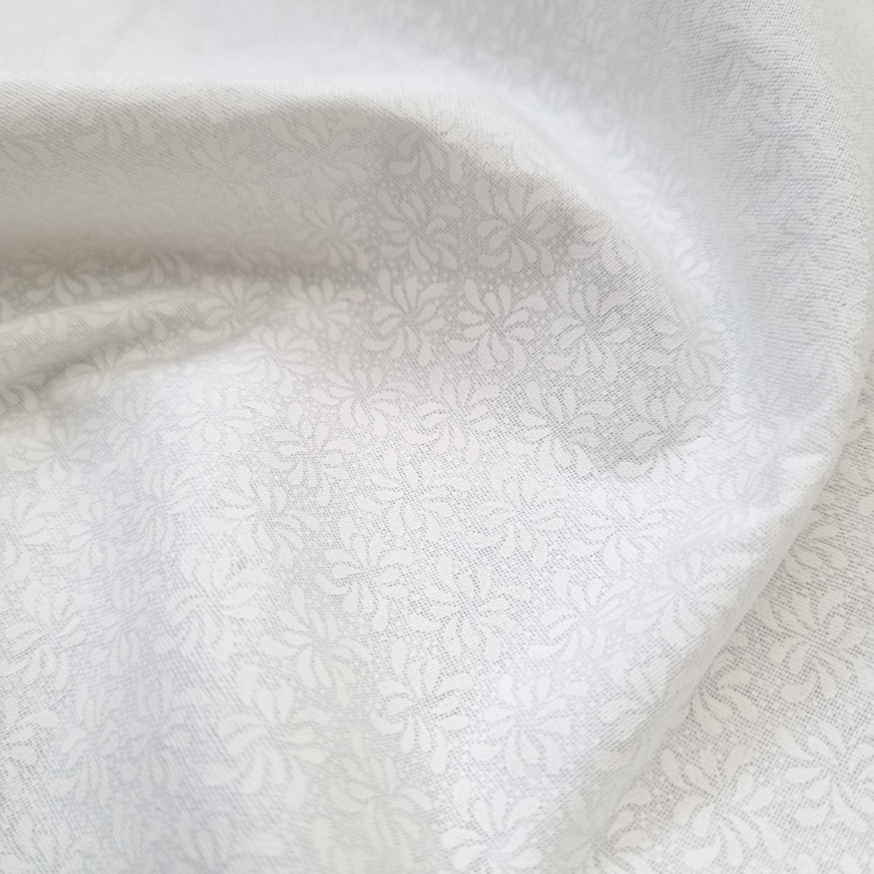 Baumwollwebstoff mit weißem Blumenmuster Webstoff Hemmers Itex Malu - Stoffhaus