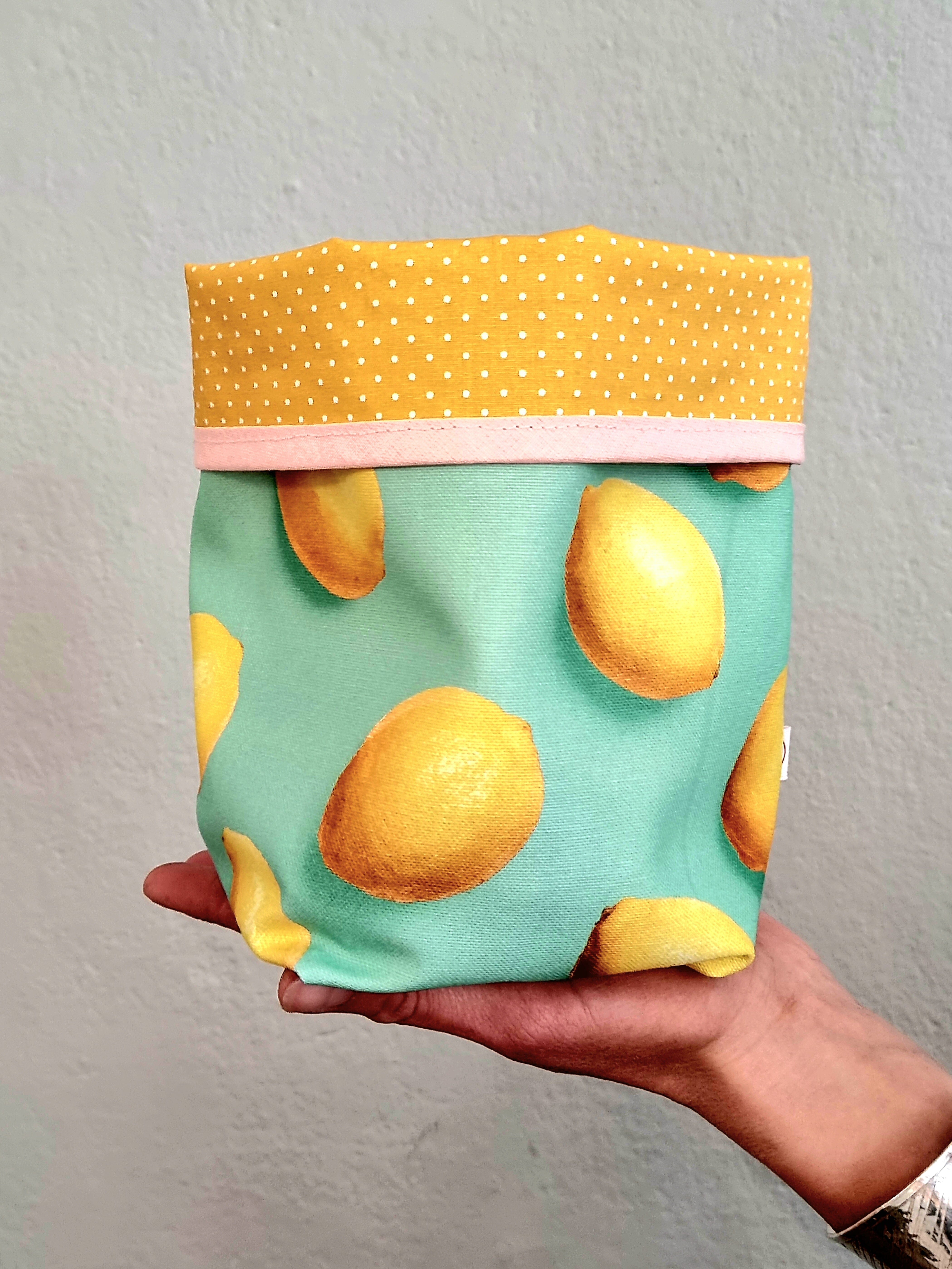 Ein Utensilo genäht in der Malu Nähschule, bei uns im Nähkurs kannst Du im Anfängerkurs Nähen lernen. An einfachen Projekten wie einem Utensilo machst Du Deine ersten Schritte an der Nähmaschine.