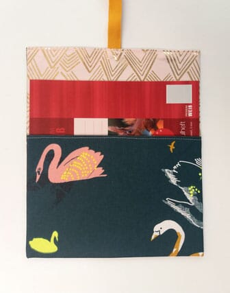 Ein Mäppchen, also eine Hülle für ein A5 Heft oder ein Buch oder Tablet, genäht in der Malu Nähschule. Bei uns im Nähkurs kannst Du im Anfängerkurs Nähen lernen. An einfachen Projekten wie einem Utensilo machst Du Deine ersten Schritte an der Nähmaschine. Du nähst im Stoffladen, der beste Ort für Inspiration und Wohlgefühl.