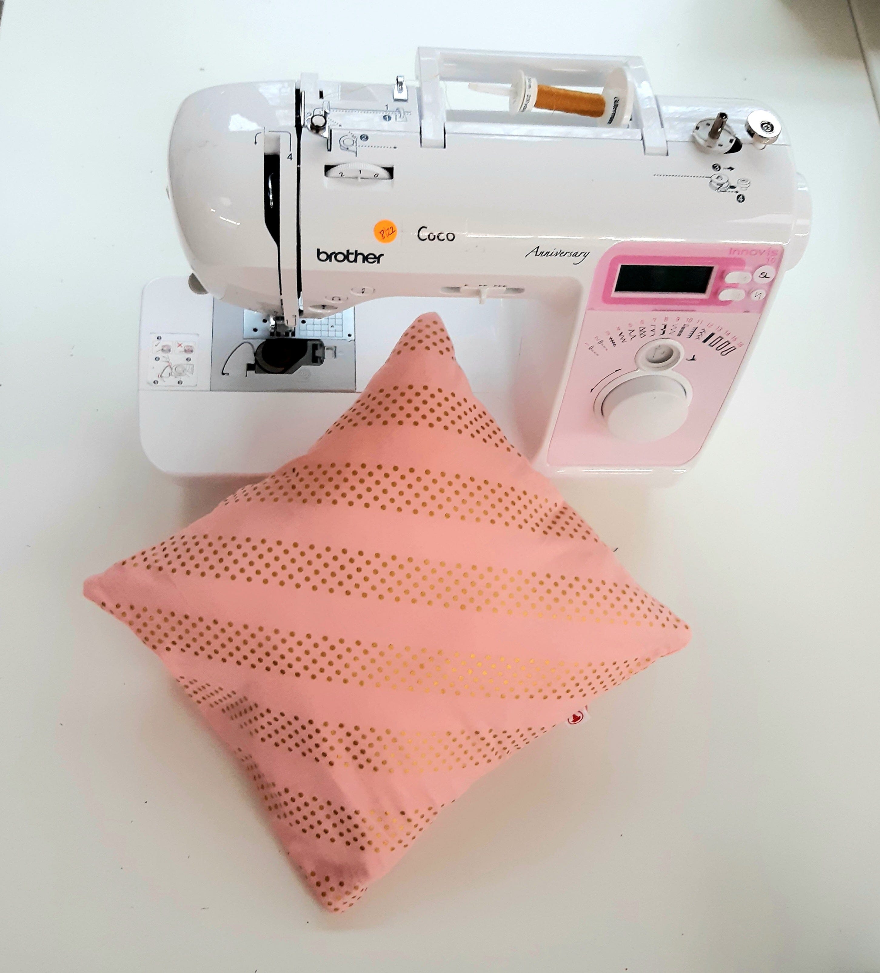 Eine Kissenhülle mit Hotelverschluß, also ohne Reißverschluß genäht an einer Nähmaschine in der Malu Nähschule, bei uns im Nähkurs kannst Du im Anfängerkurs Nähen lernen. An einfachen Projekten wie einem Utensilo machst Du Deine ersten Schritte an der Nähmaschine. Du nähst im Stoffladen, der beste Ort für Inspiration und Wohlgefühl.