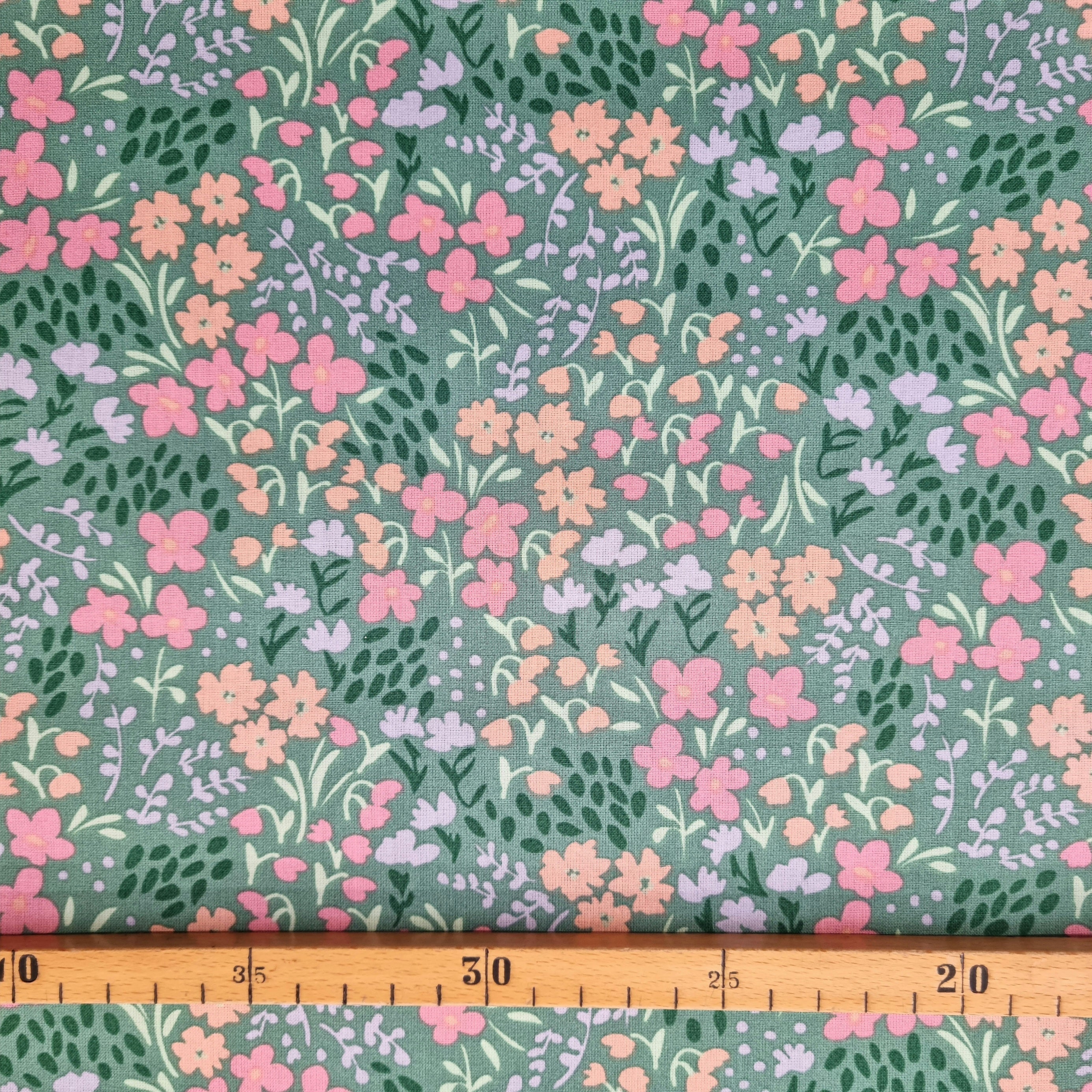 Blütenzauber auf salbeifarbenem Grund beschichtete Baumwolle beschichtet Verhees Malu - Stoffhaus