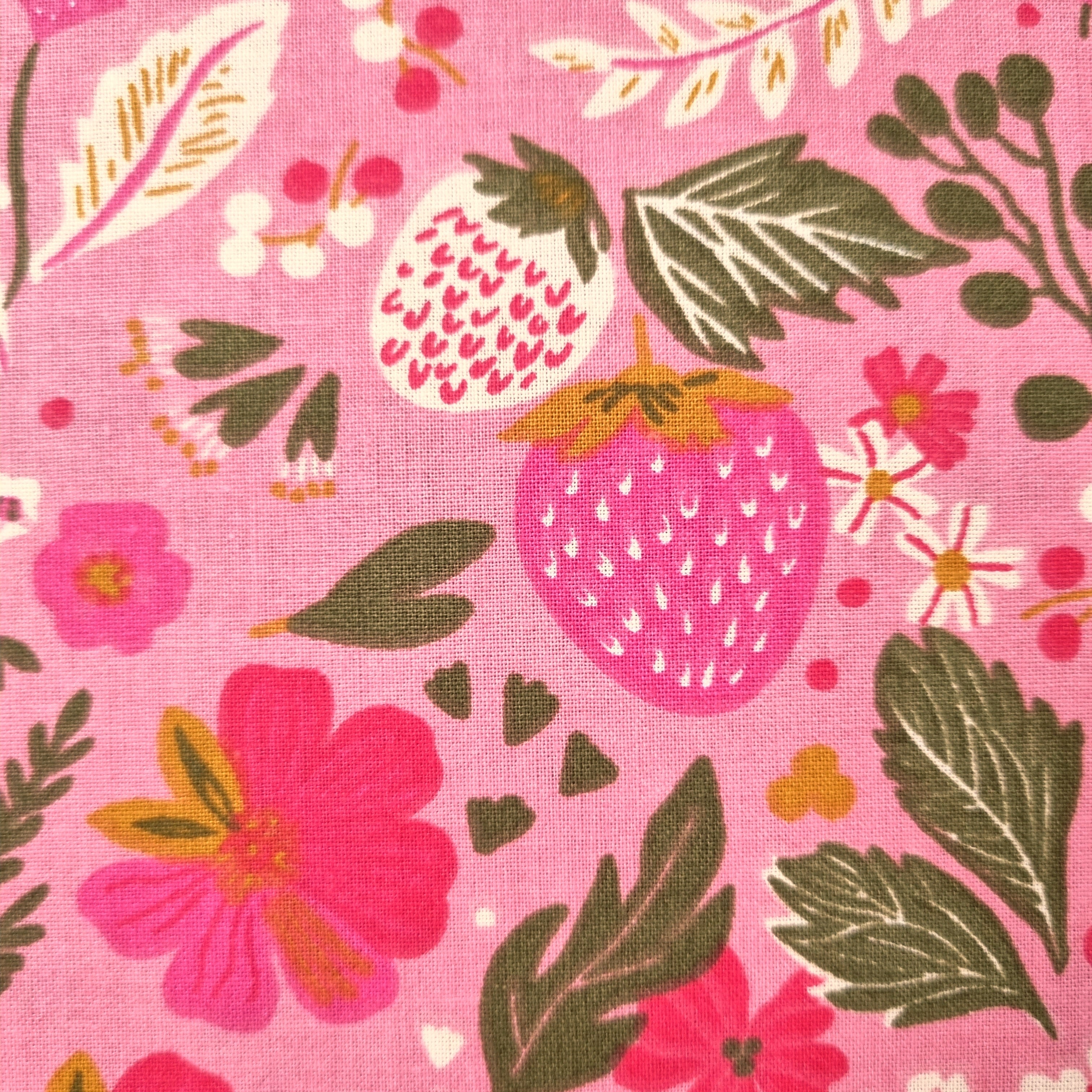 Erdbeerbeet auf Baumwolldruck rosa/rot Viskosewebstoff, neu Domotex Malu - Stoffhaus