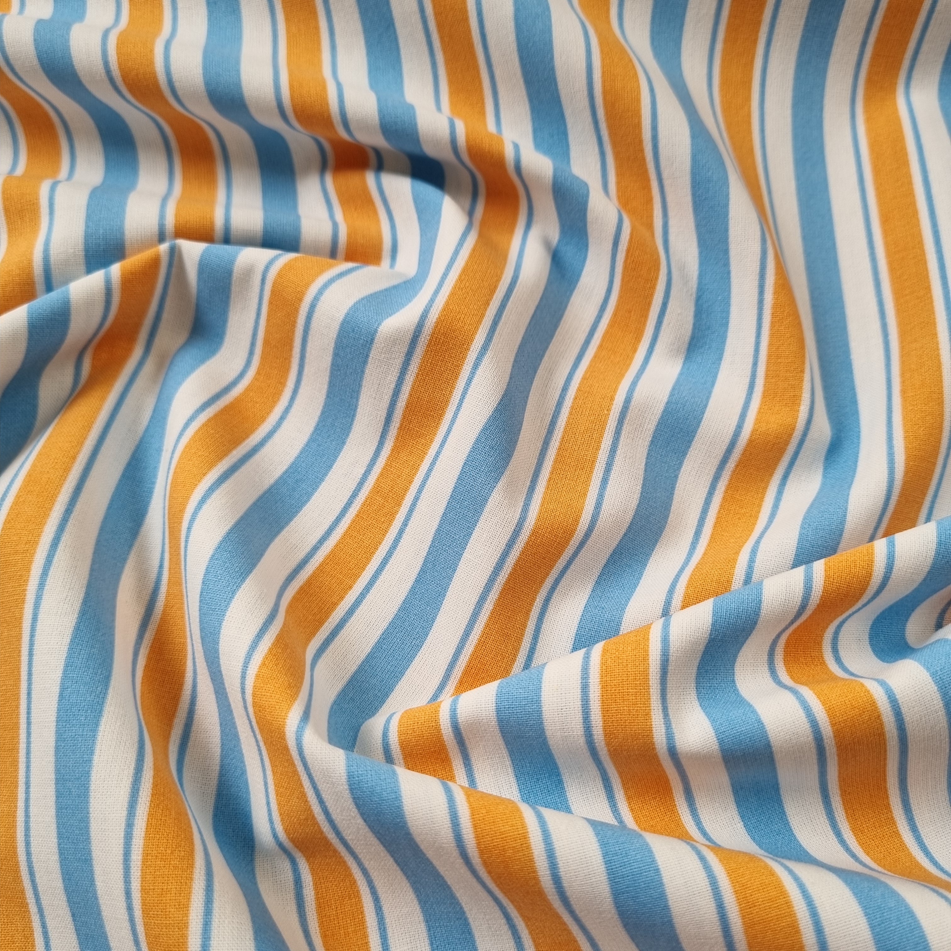 Erdbeerbeet auf Baumwolldruck rosa/rot Viskosewebstoff, neu Domotex Malu - Stoffhaus