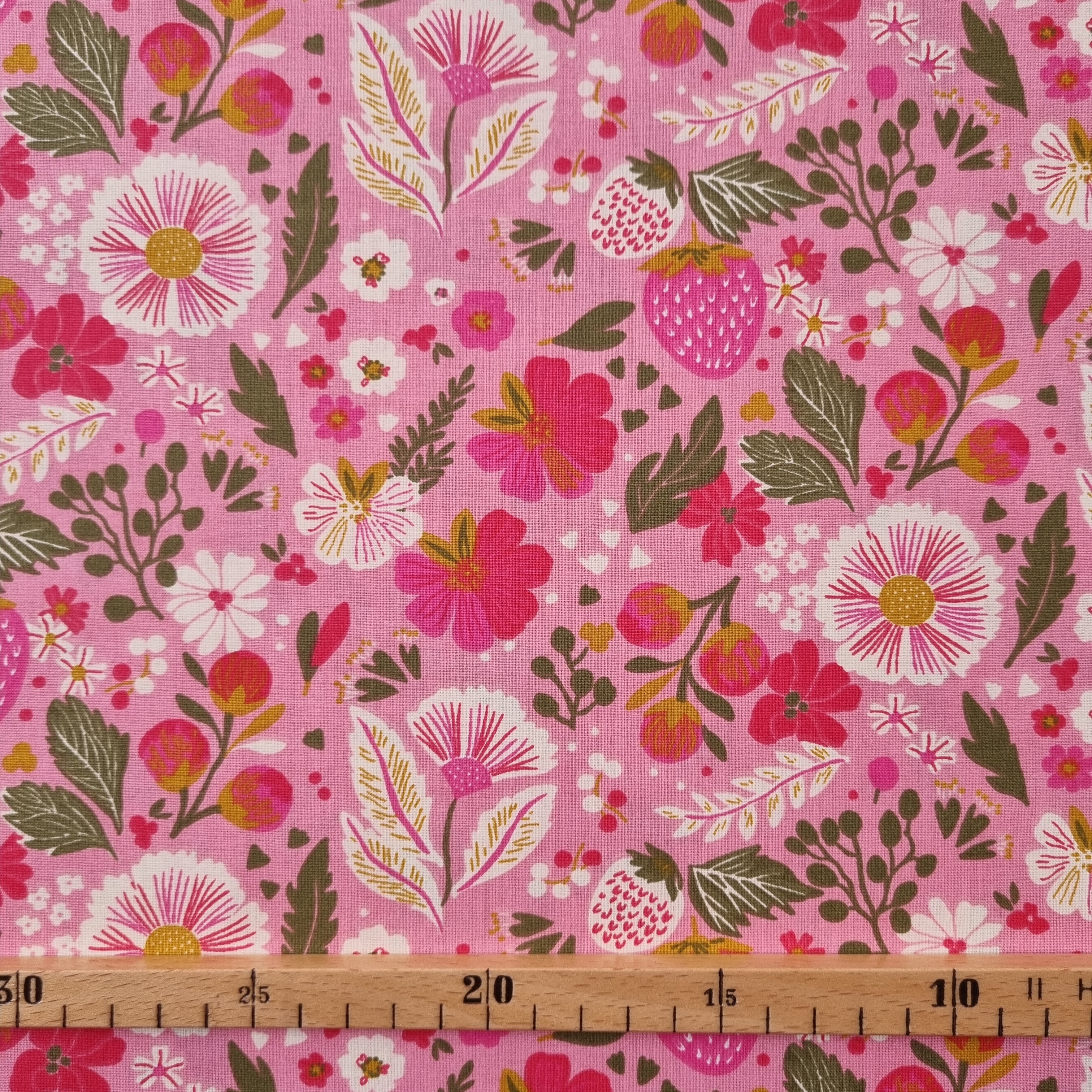 Erdbeerbeet auf Baumwolldruck rosa/rot Viskosewebstoff, neu Domotex Malu - Stoffhaus