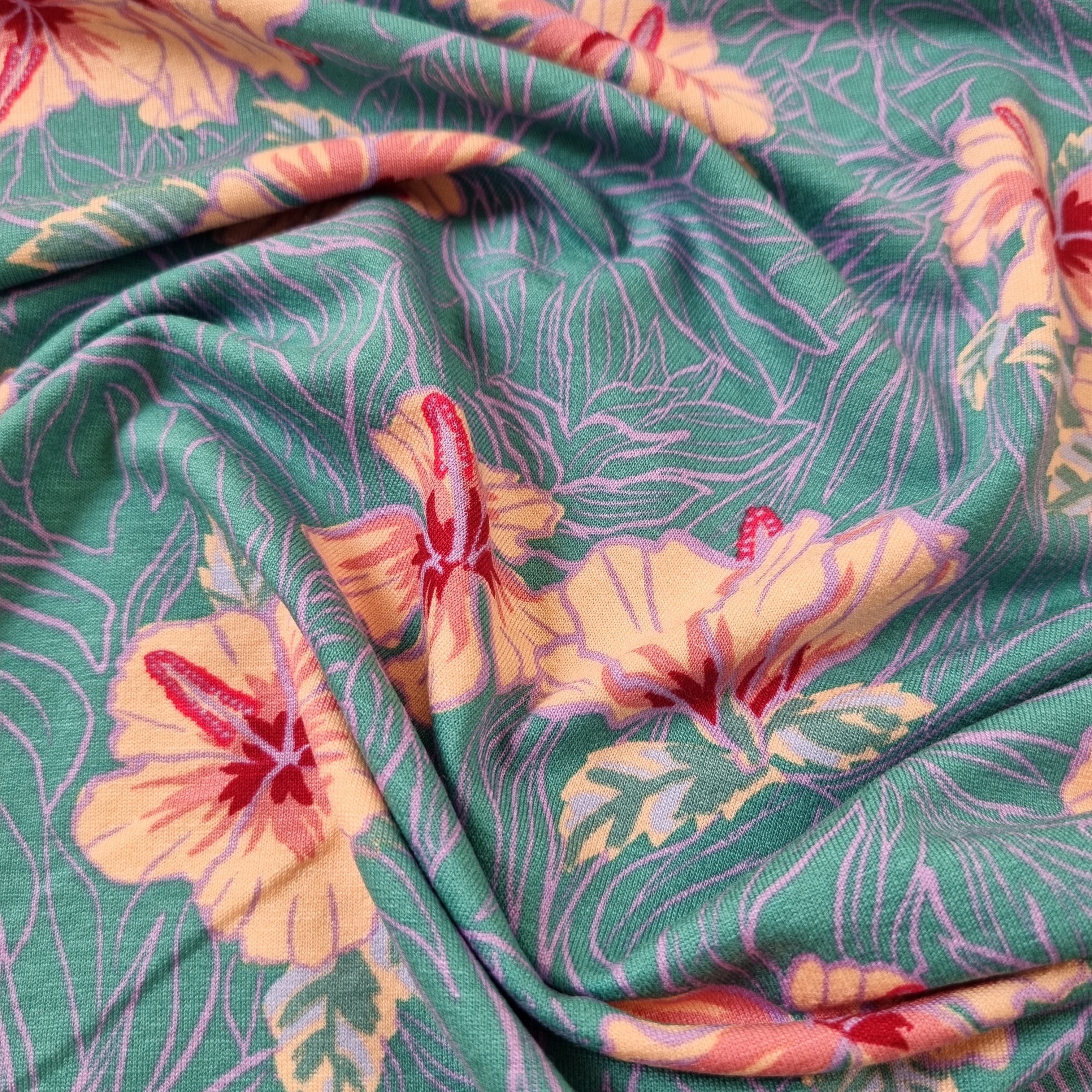 Hibiskusblüten auf Viskosejersey Sweat Katia Malu - Stoffhaus