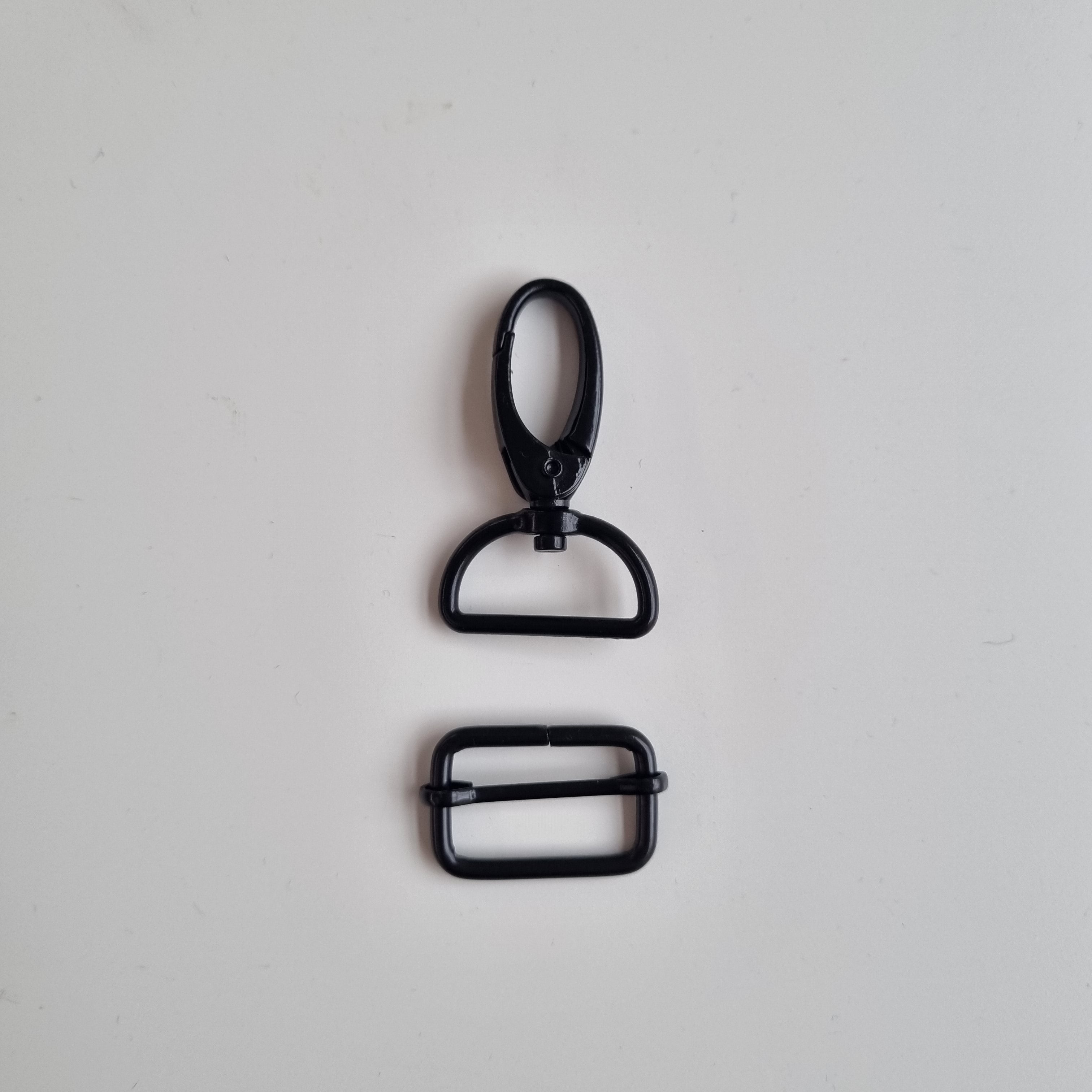 Karabiner 25mm schwarz Verschlüsse Malu Stoffhaus - Nähschule - Atelier Malu - Stoffhaus