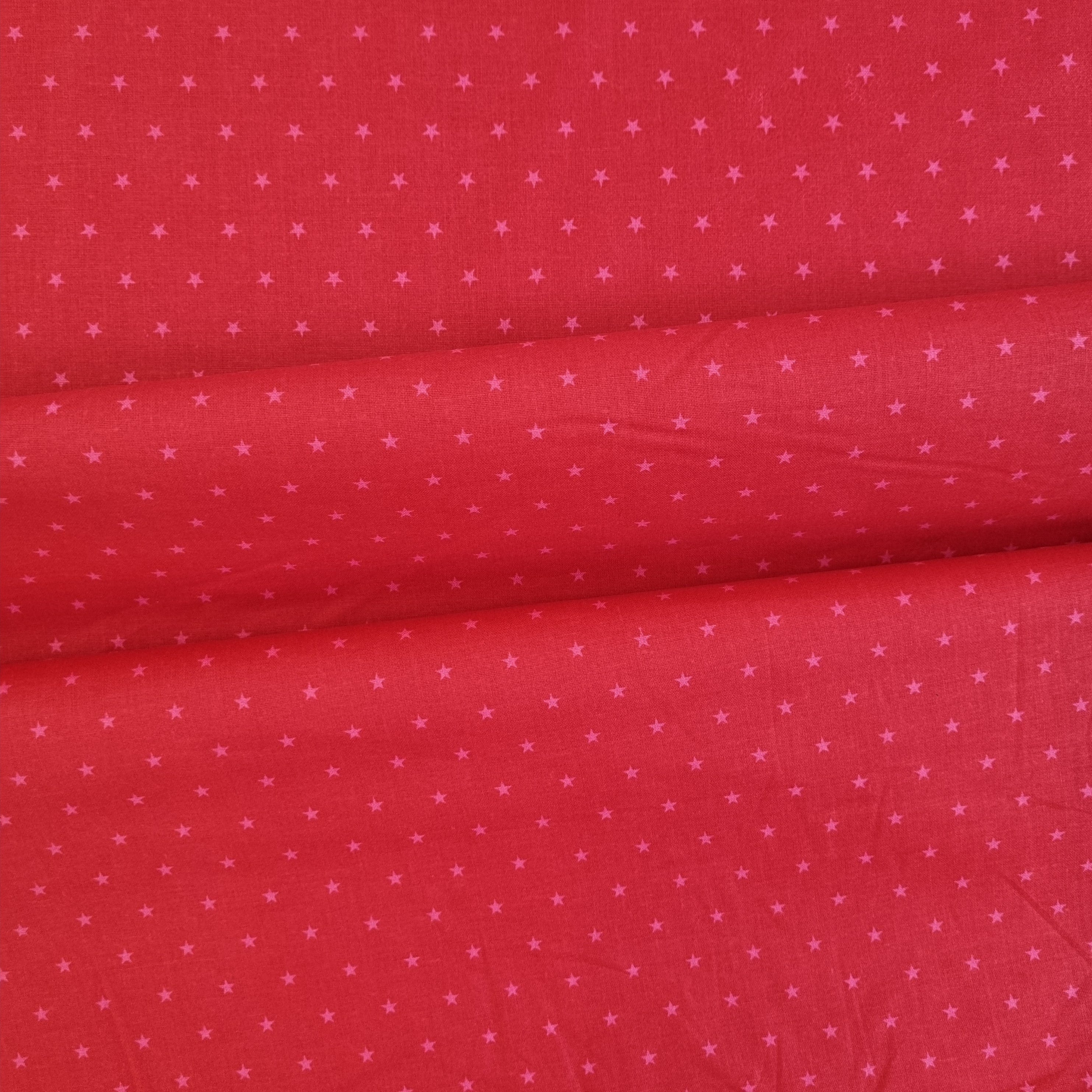 kleine pinkfarbene Sterne auf rotem Grund Webstoff Malu Stoffhaus Malu - Stoffhaus