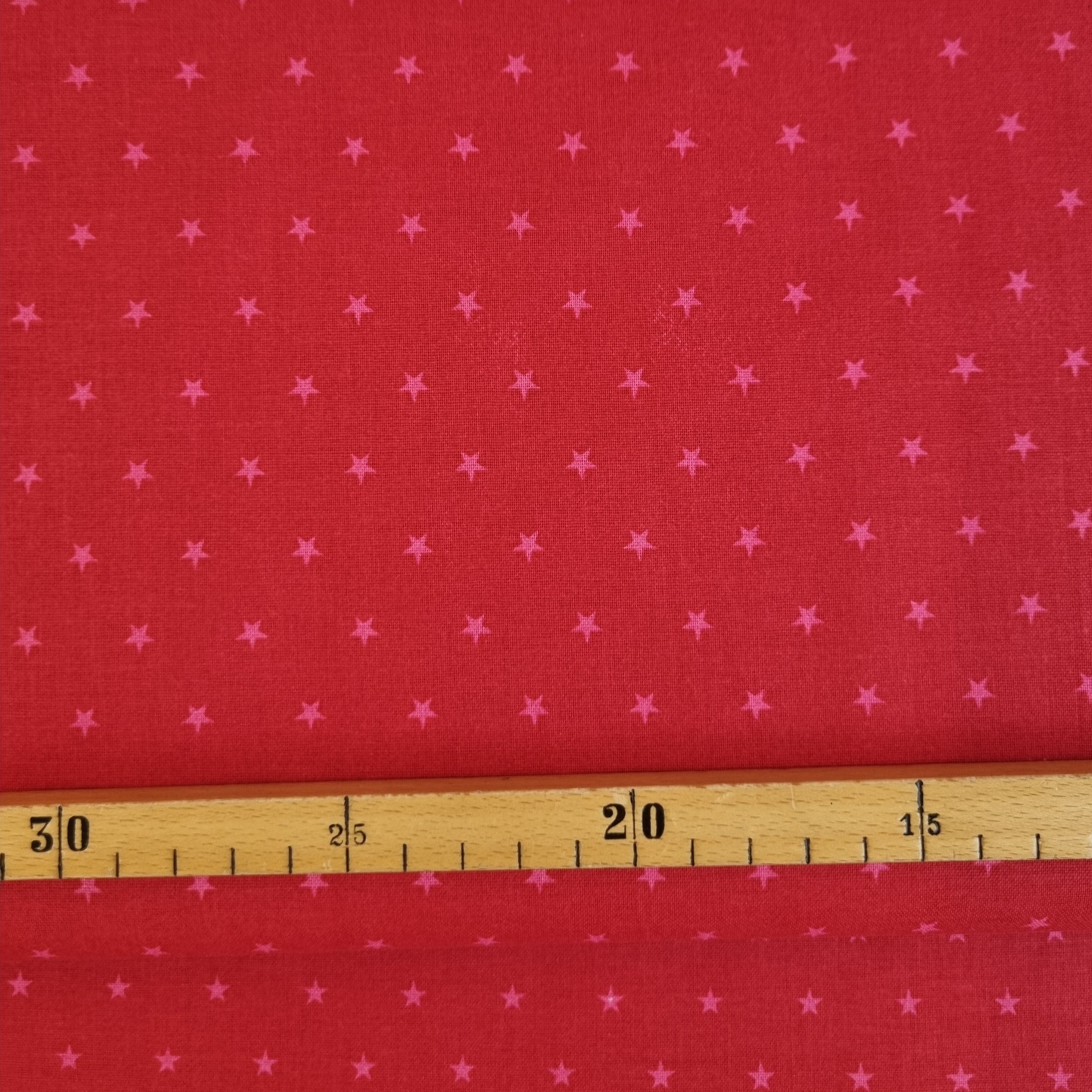 kleine pinkfarbene Sterne auf rotem Grund Webstoff Malu Stoffhaus Malu - Stoffhaus