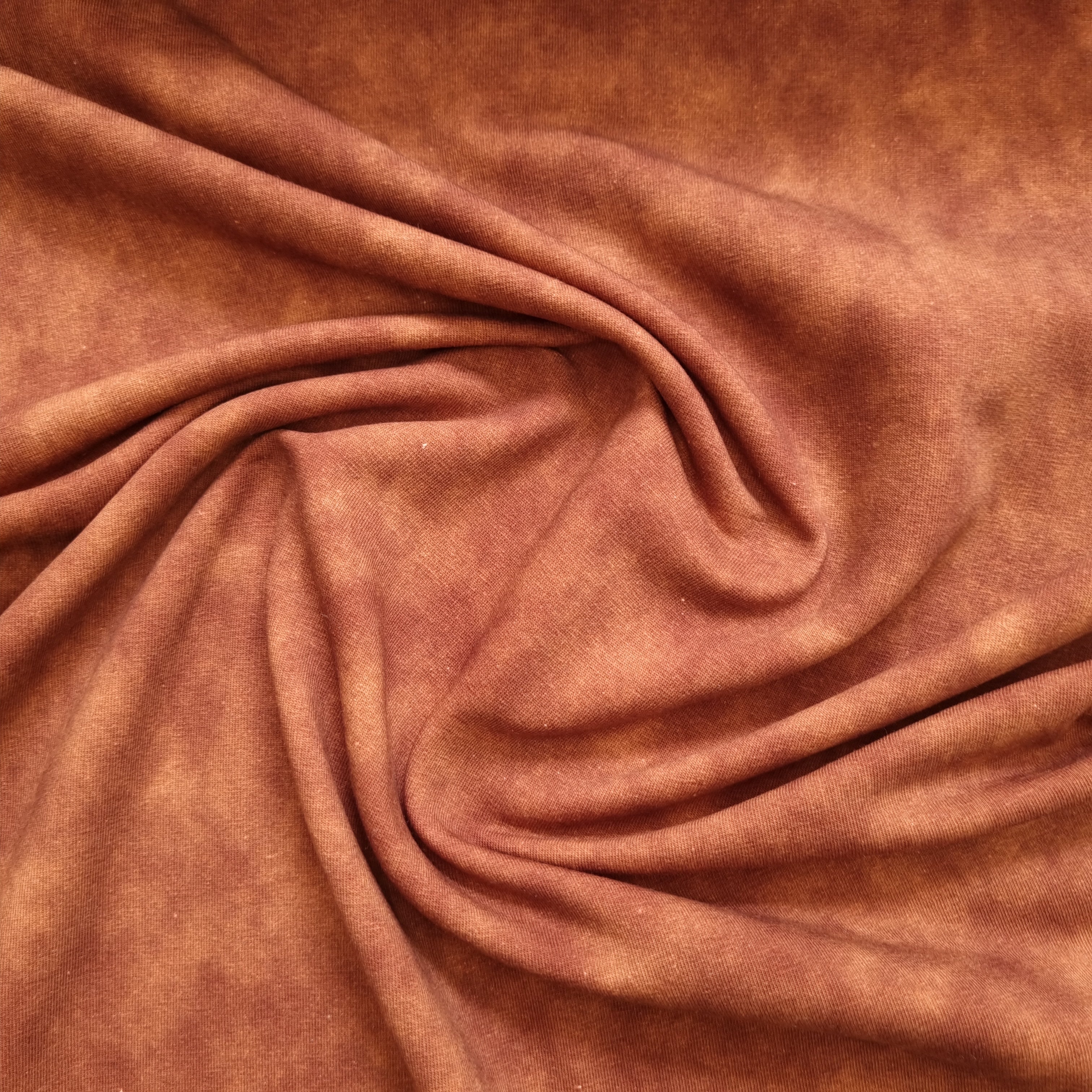leichter Batikdruck schokoladenbraun auf Kuschelsweat Sweat, neu Malu Stoffhaus - Nähschule - Atelier Malu - Stoffhaus