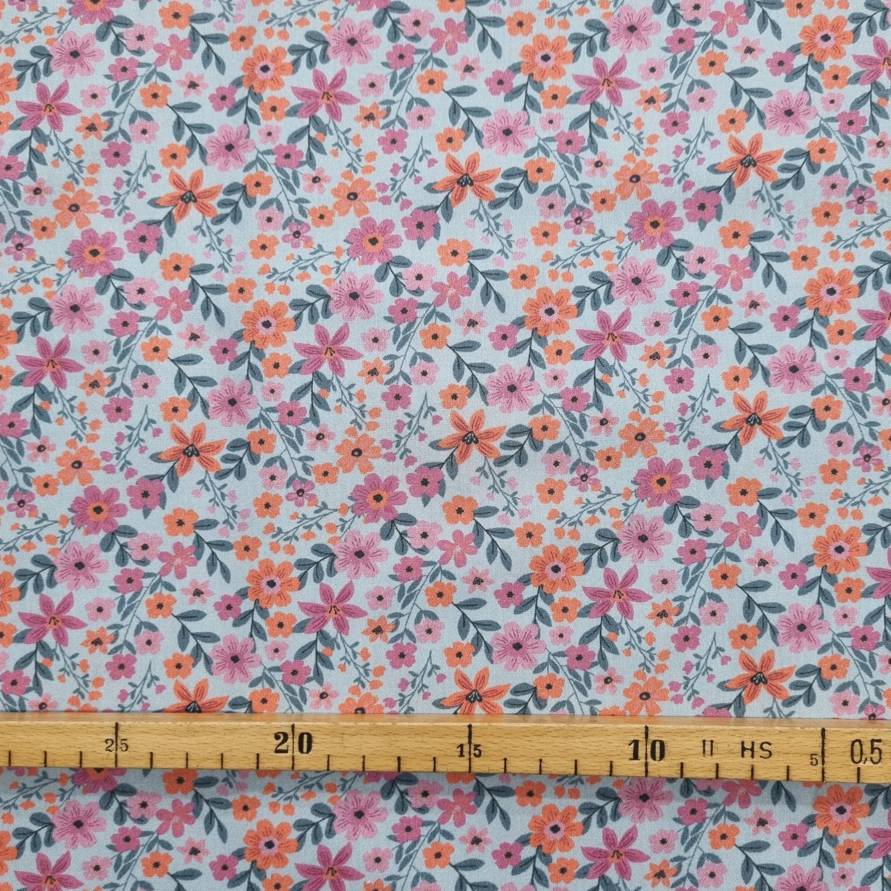 pastellfarbener Blumendruck auf hellblauer Popeline (GOTS) Webstoff Verhees Malu - Stoffhaus