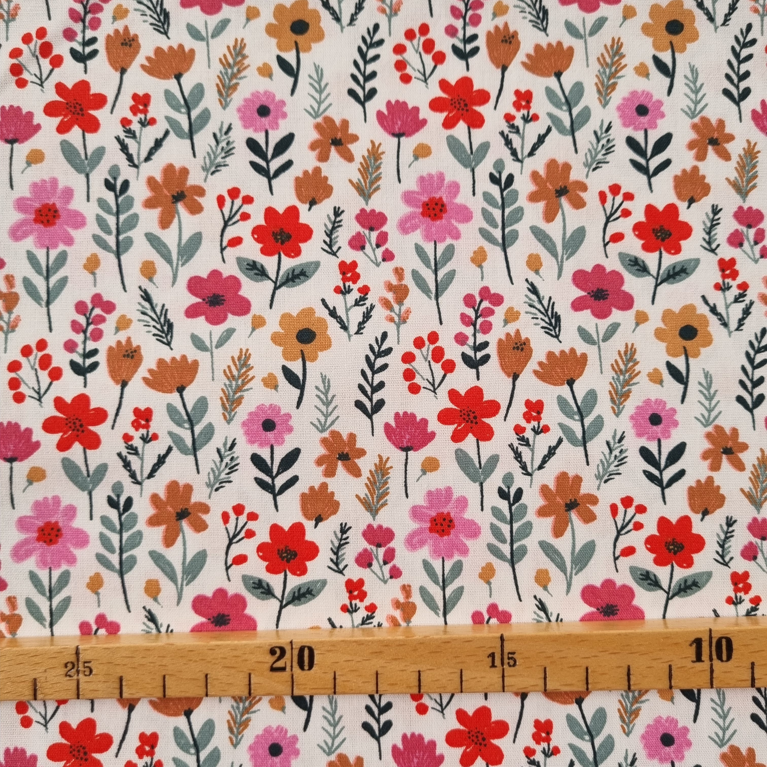 rote Blumen auf weißem Baumwollwebstoff Viskosewebstoff, neu Domotex Malu - Stoffhaus