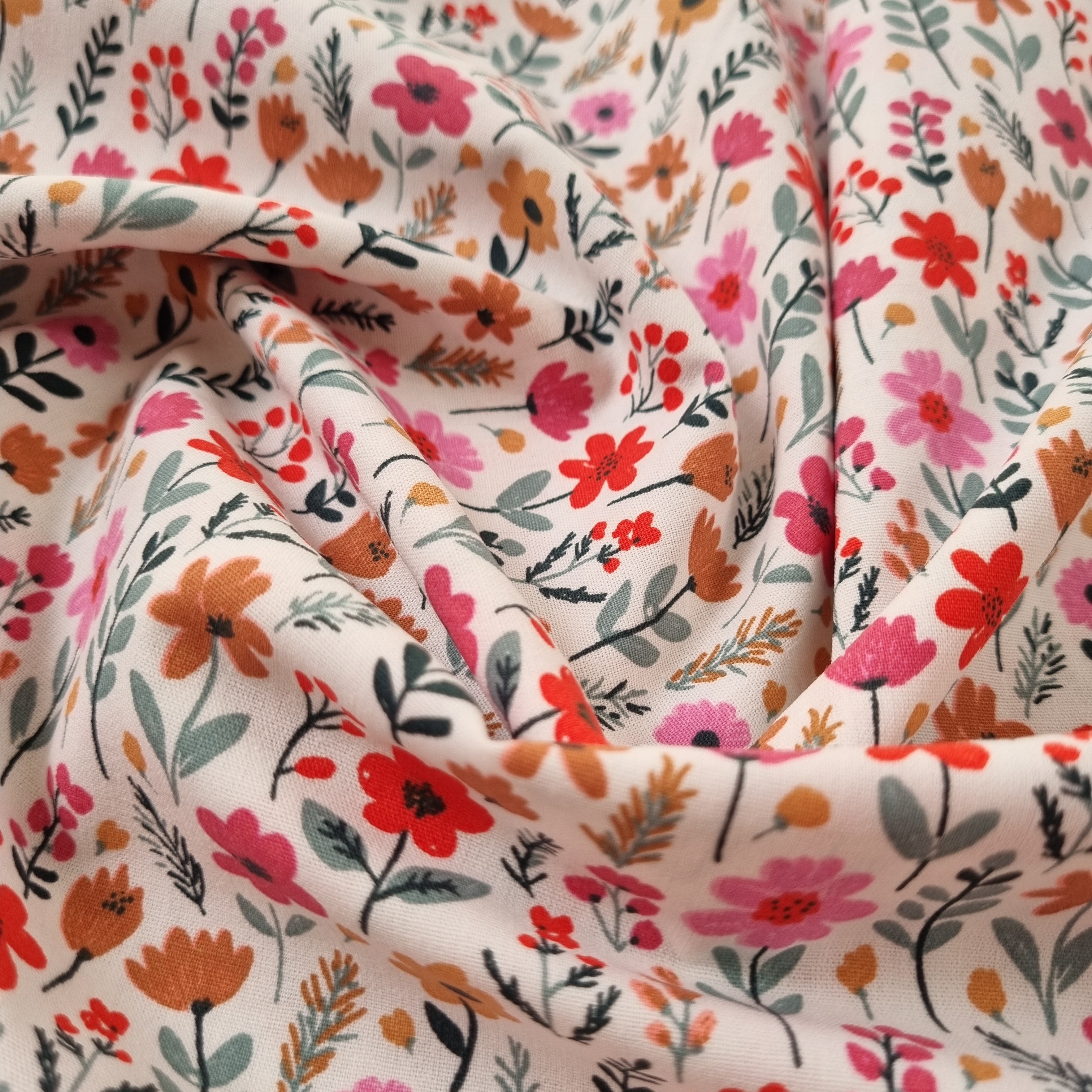 rote Blumen auf weißem Baumwollwebstoff Viskosewebstoff, neu Domotex Malu - Stoffhaus