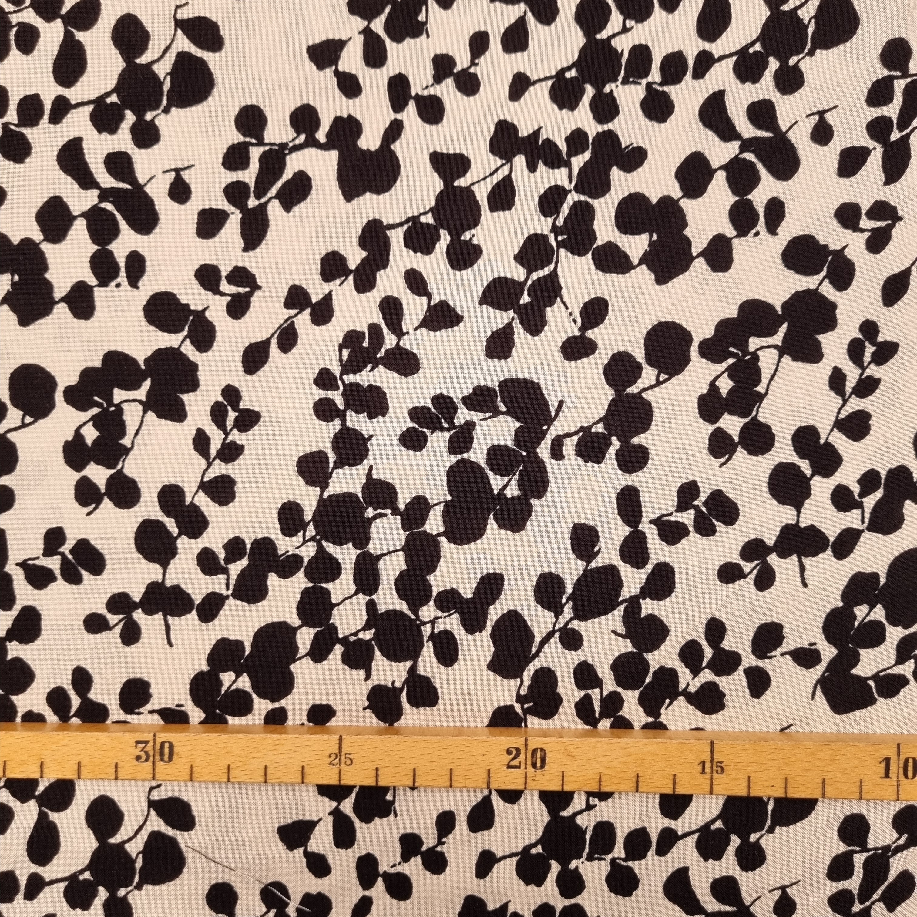 schwarze Blätter auf sandfarbenem Grund Viskosewebstoff, neu Malu Stoffhaus Malu - Stoffhaus