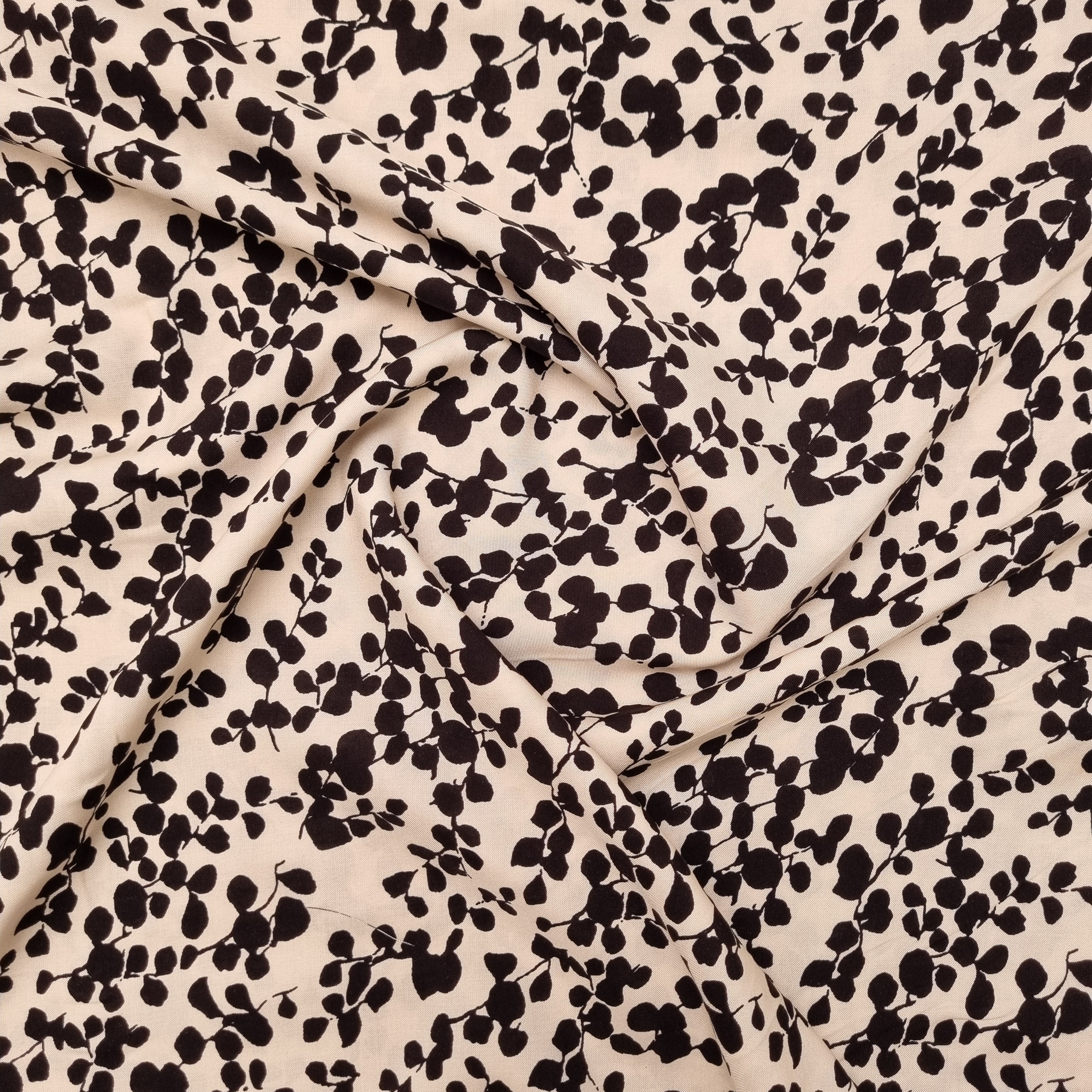 schwarze Blätter auf sandfarbenem Grund Viskosewebstoff, neu Malu Stoffhaus Malu - Stoffhaus