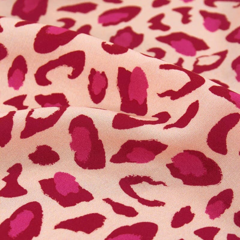 Viskose mit Animalprint nude/granatrot Viskosewebstoff, neu Eglantine et Zoé Malu - Stoffhaus