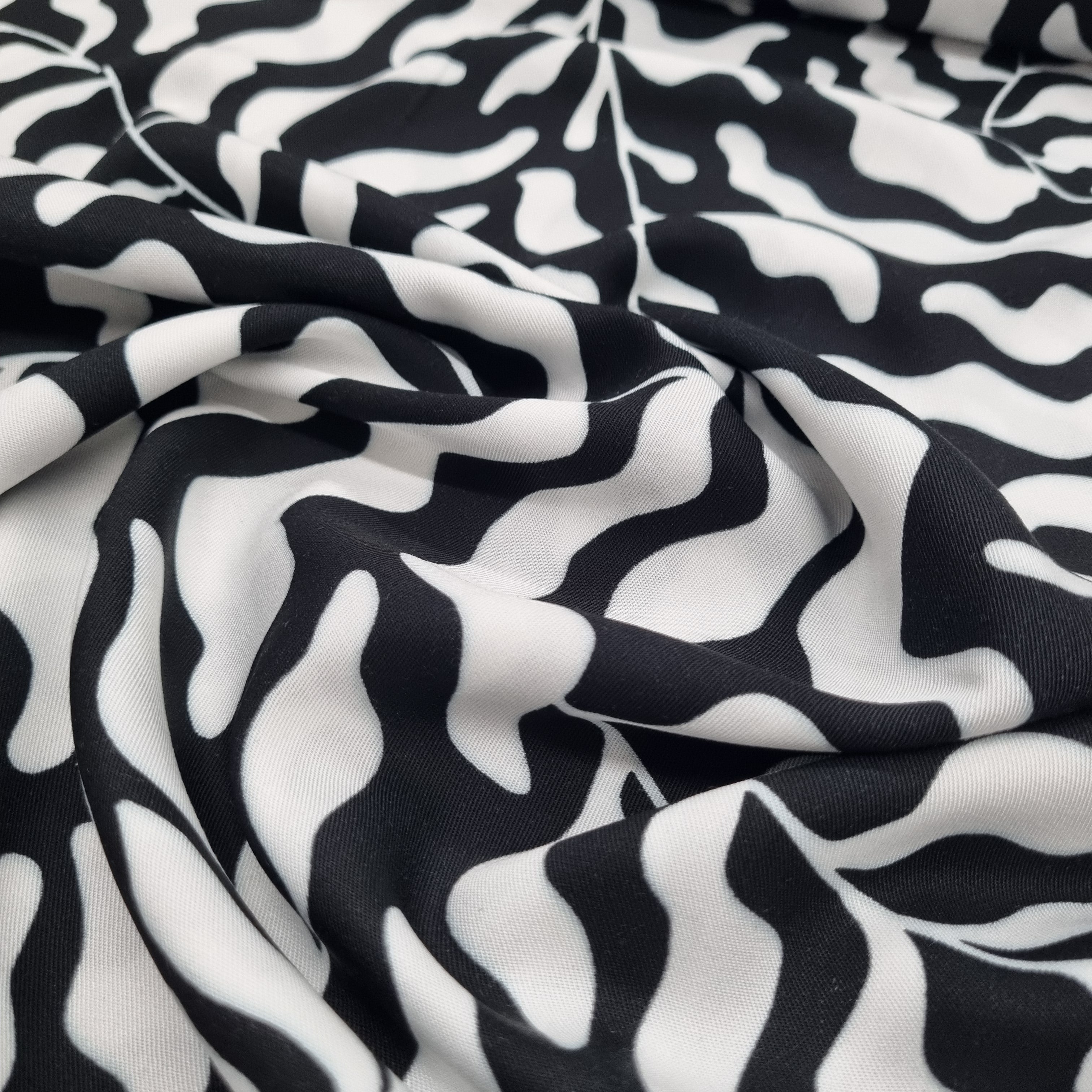 Viskosedruck Blätterranken schwarz/weiß Webstoff Swafing Malu - Stoffhaus