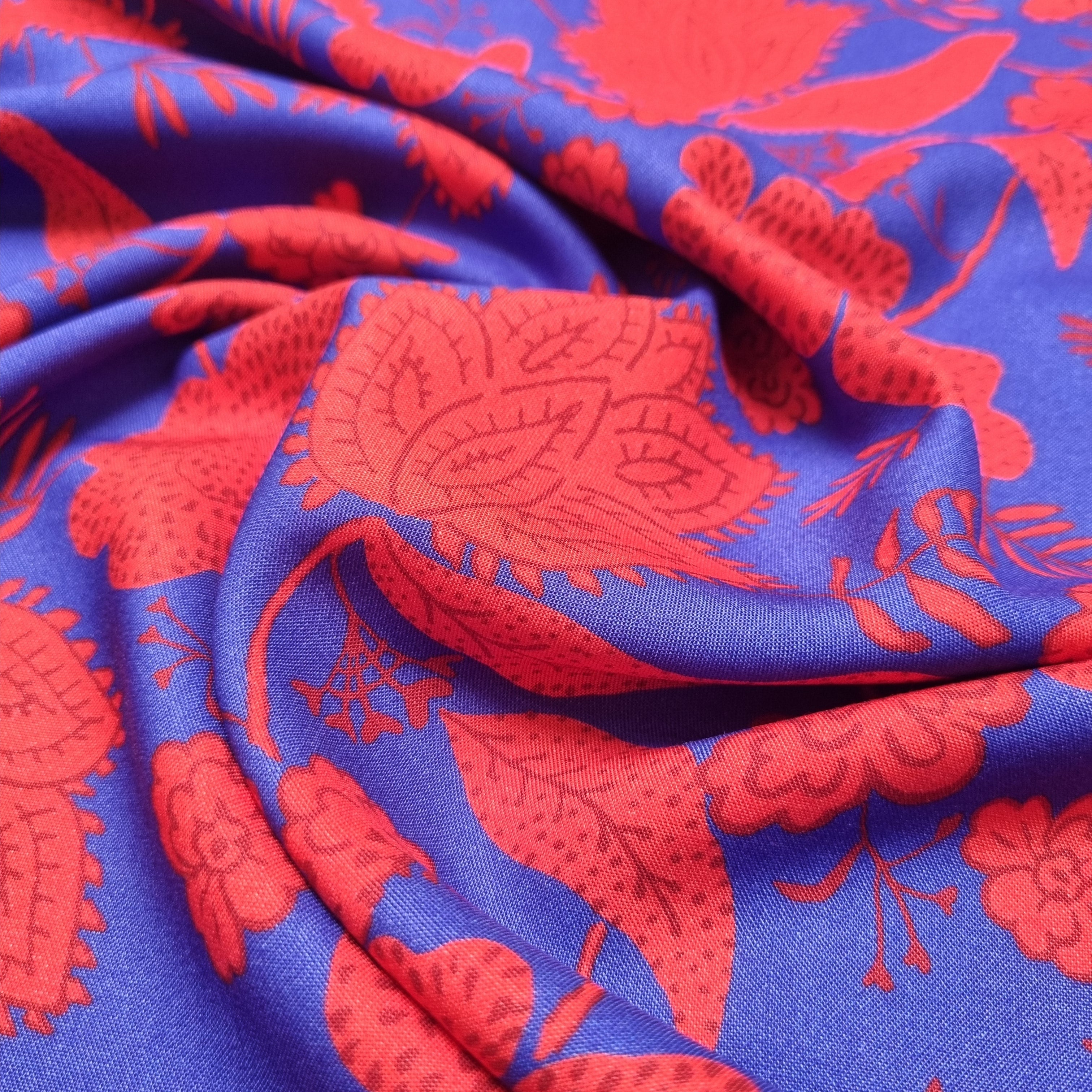 Viskosedruck florales Muster rot/blau Viskosewebstoff, neu Domotex Malu - Stoffhaus