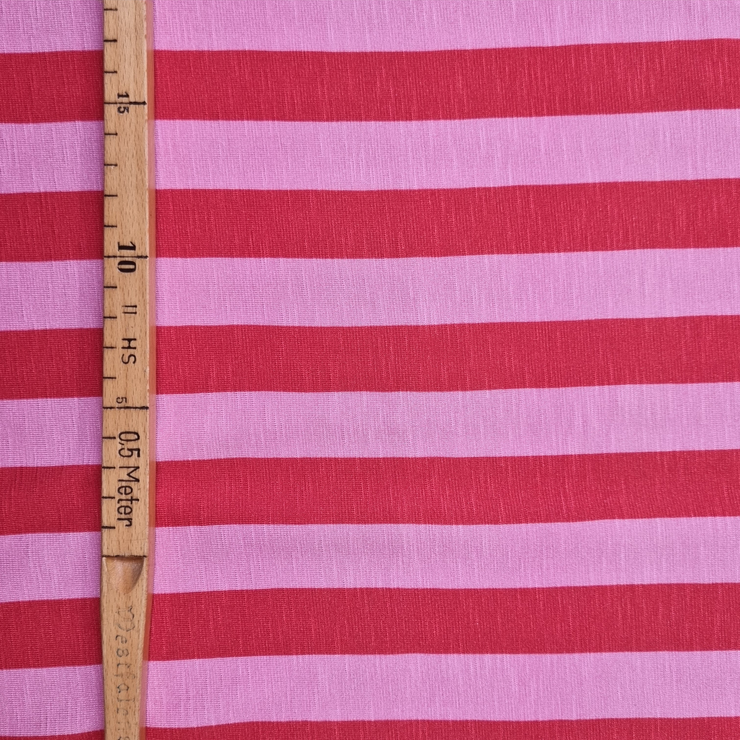 Viskoseslubjersey mit breiten Streifen in rot und rosa Viskosejersey Swafing Malu - Stoffhaus