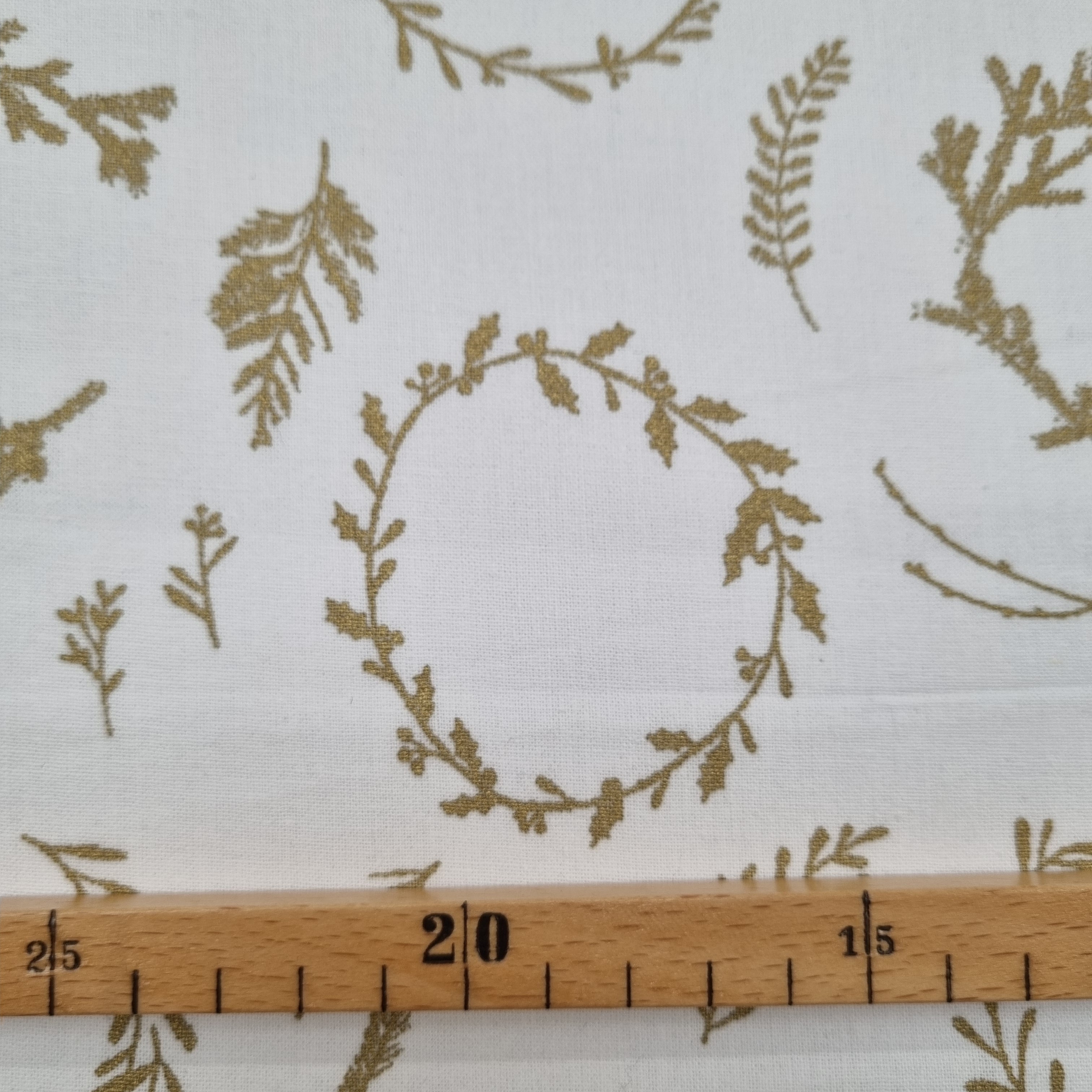 Weihnachtsdruck Kränze in Gold Webstoff Rico Malu - Stoffhaus