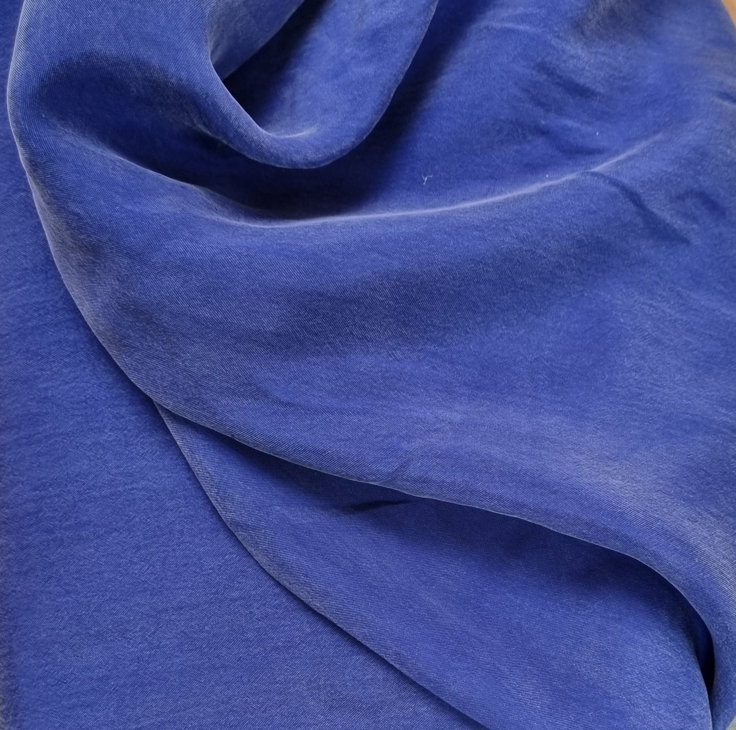 royalblauer Blusenstoff