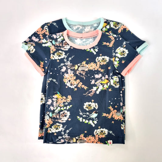 Kurzarmshirt mit Vögeln und Blumen