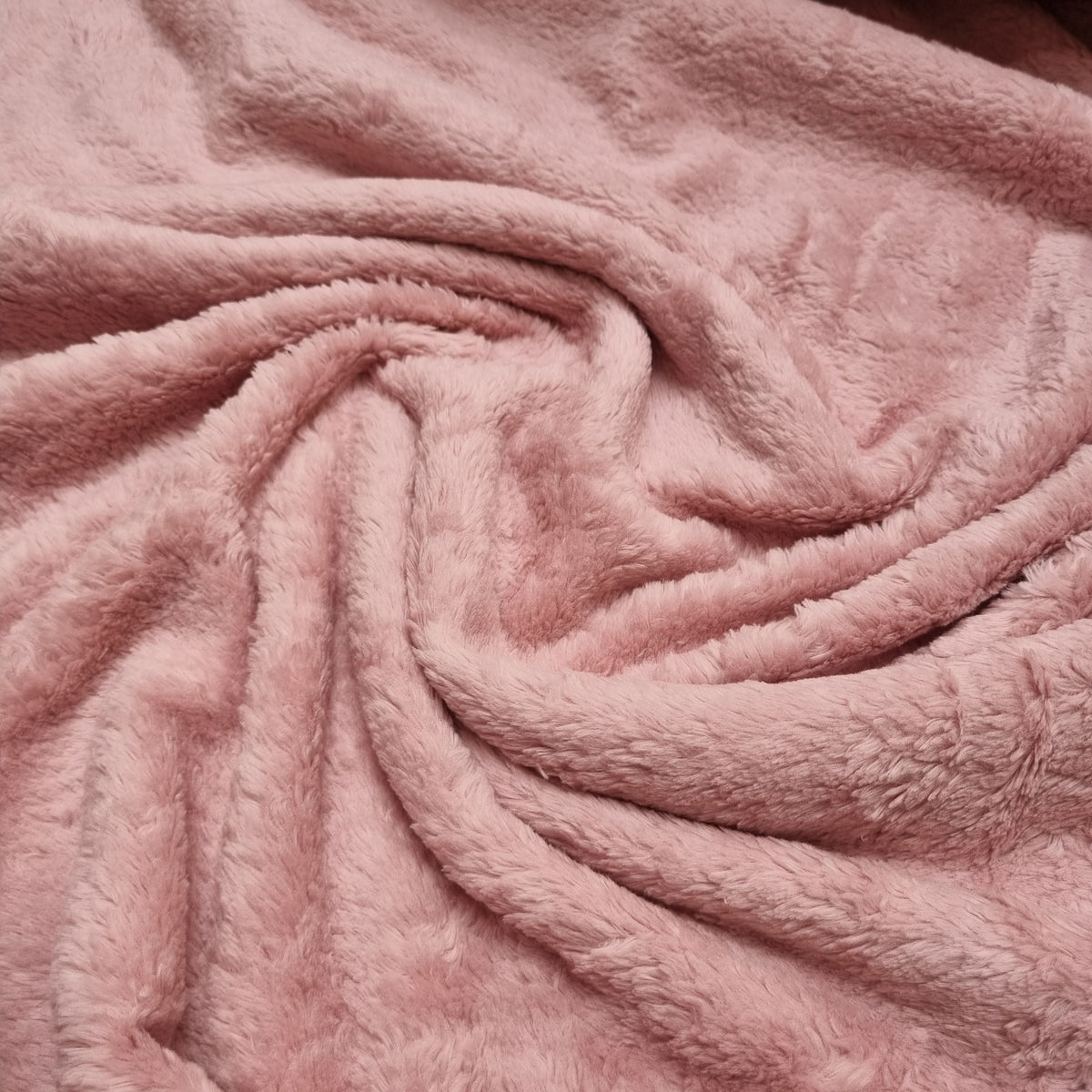 Dicker Teddyplüsch aus 90% Baumwolle und 10% Polyester in altrosa. Wunderbar weich und kuschlig