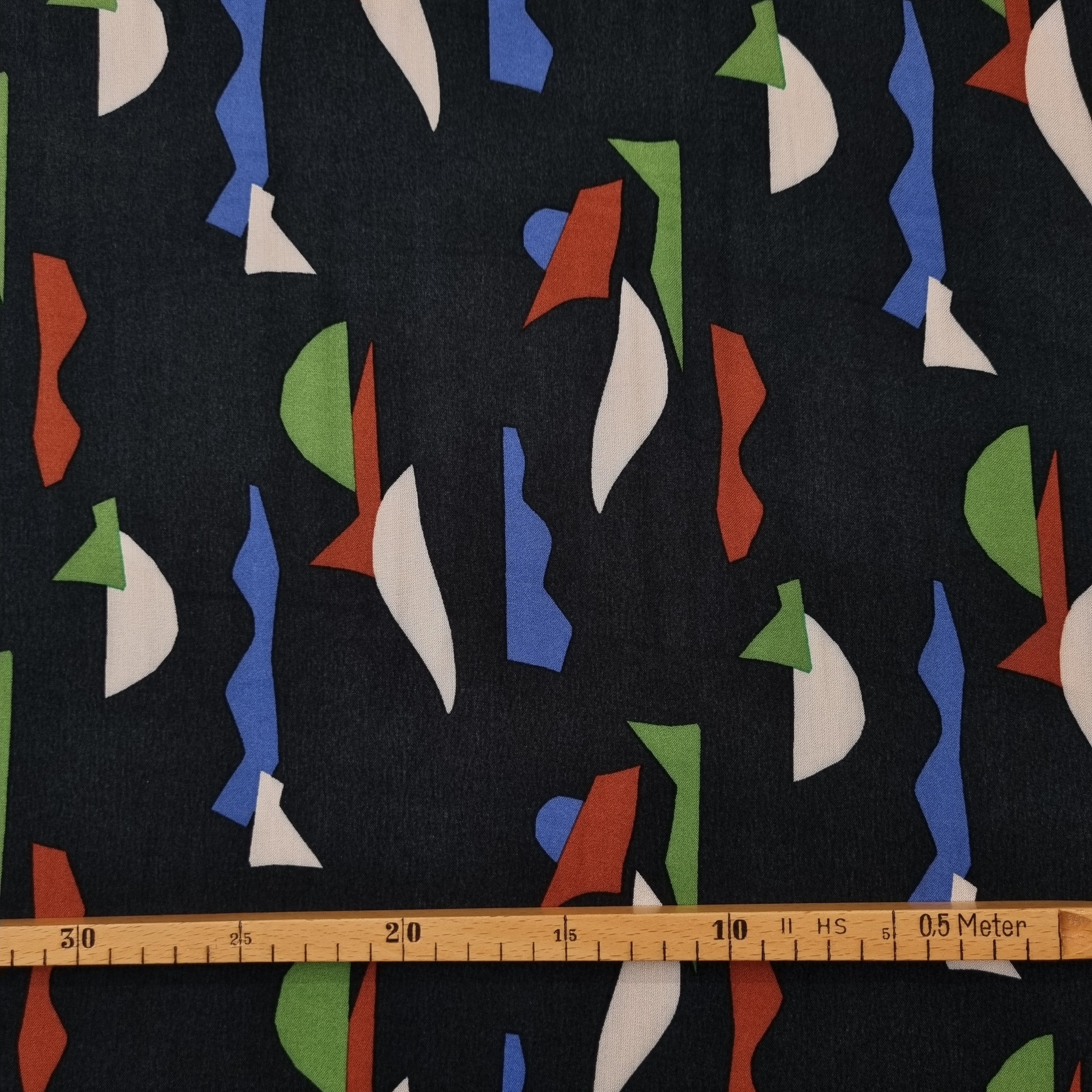 abstraktes Muster auf schwarzblauem Viskosewebstoff Viskosewebstoff, neu Domotex Malu - Stoffhaus