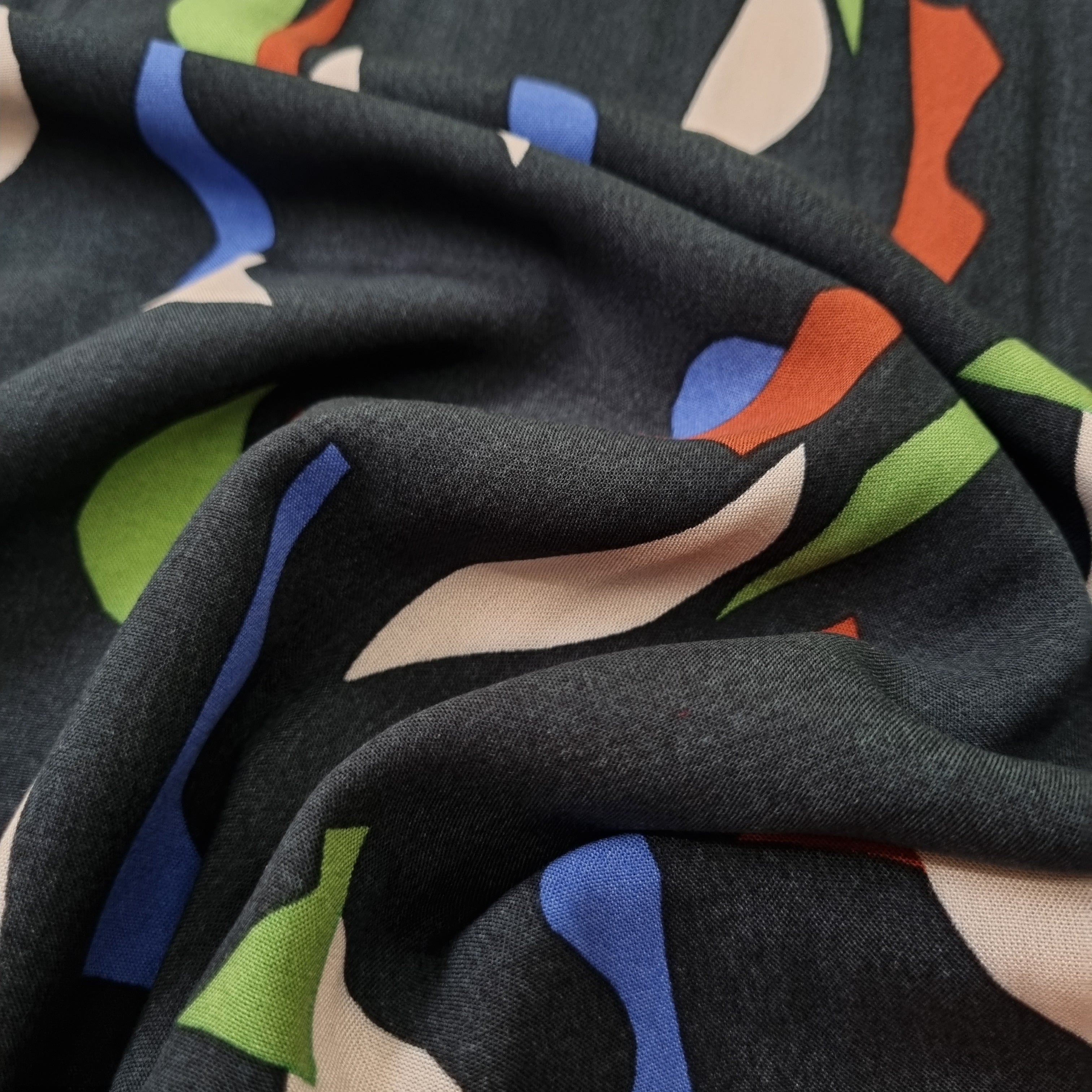 abstraktes Muster auf schwarzblauem Viskosewebstoff Viskosewebstoff, neu Domotex Malu - Stoffhaus