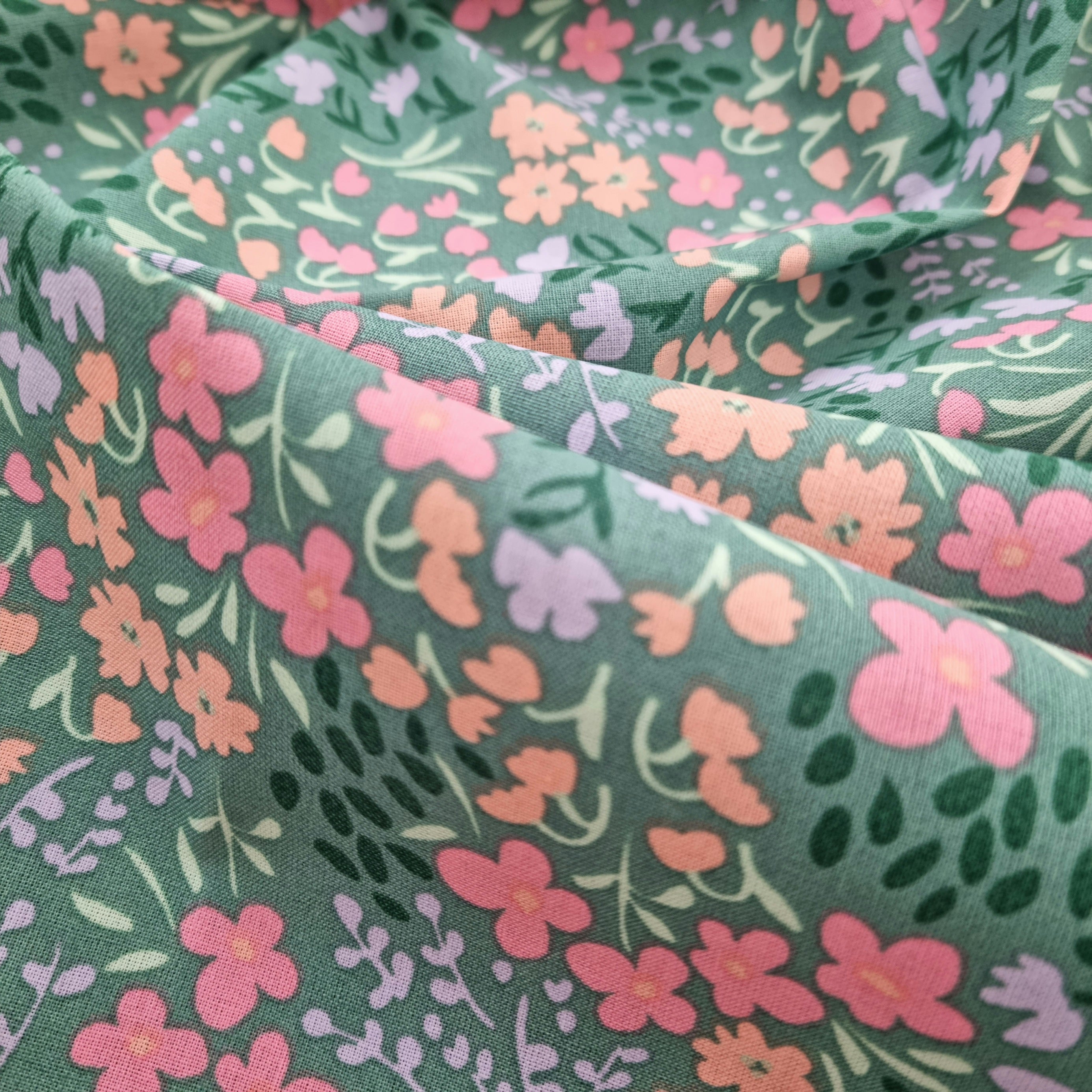 Blütenzauber auf salbeifarbenem Grund beschichtete Baumwolle beschichtet Verhees Malu - Stoffhaus