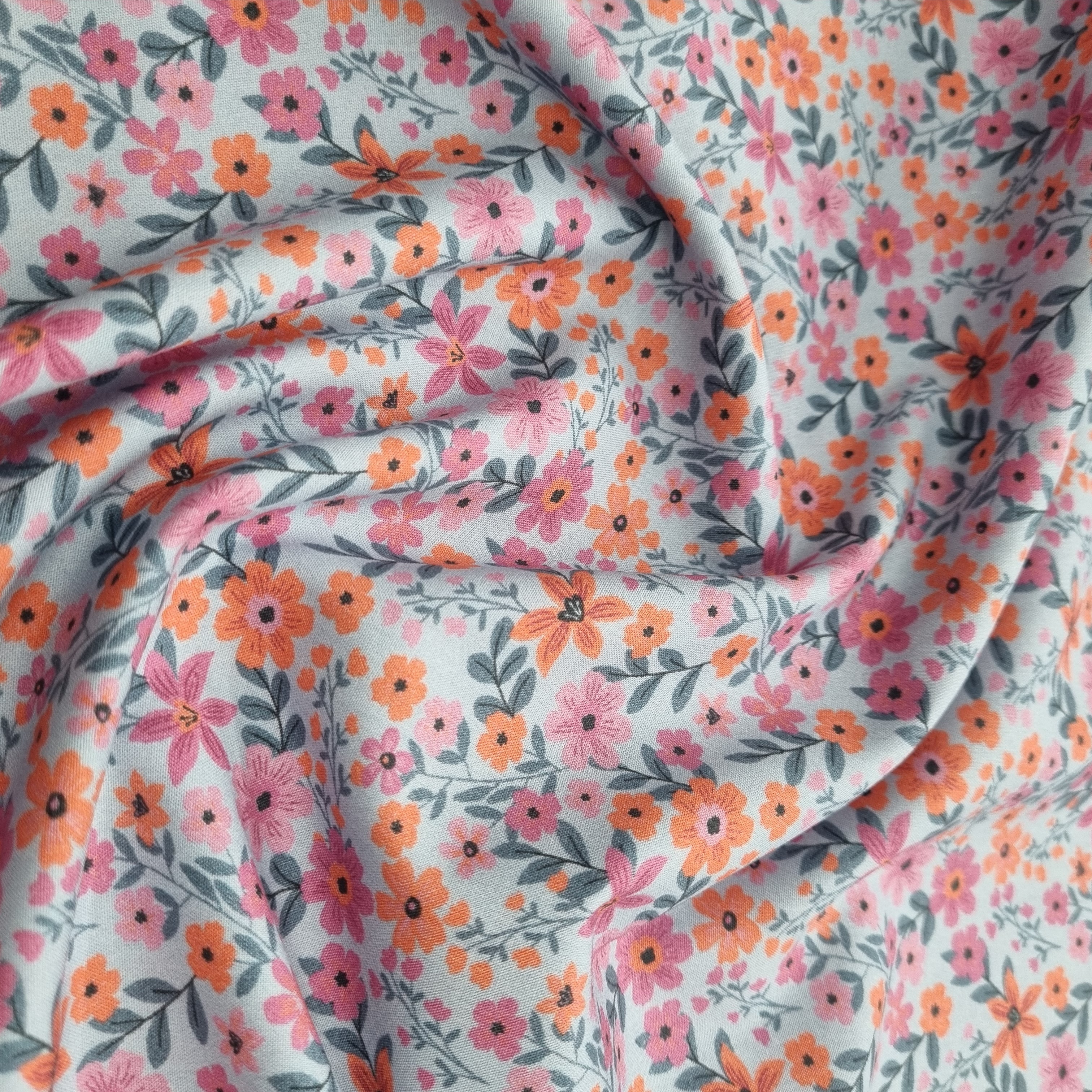 pastellfarbener Blumendruck auf hellblauer Popeline (GOTS) Webstoff Verhees Malu - Stoffhaus