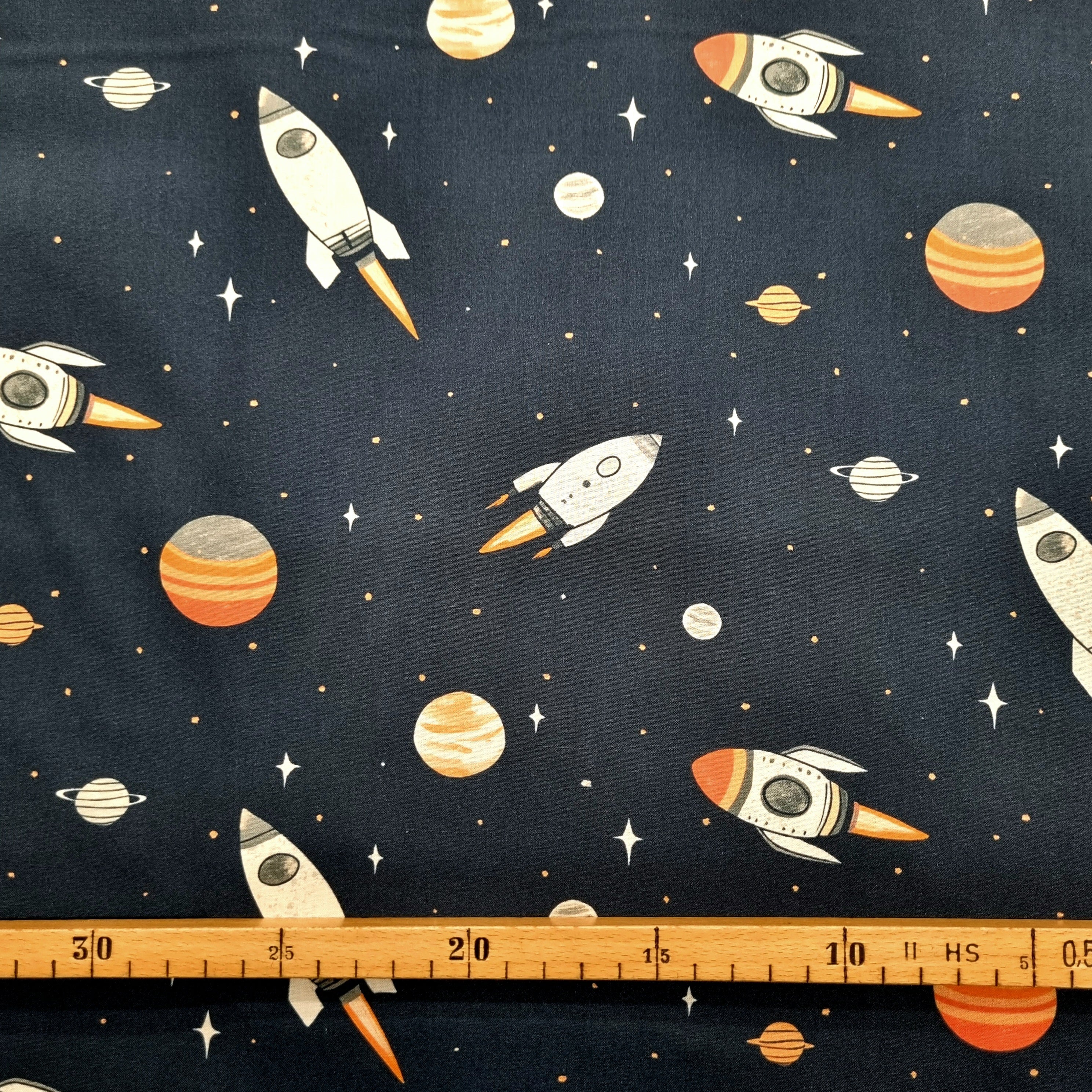 Raketen im Weltall auf dunkelblauer Popeline Webstoff Verhees Malu - Stoffhaus