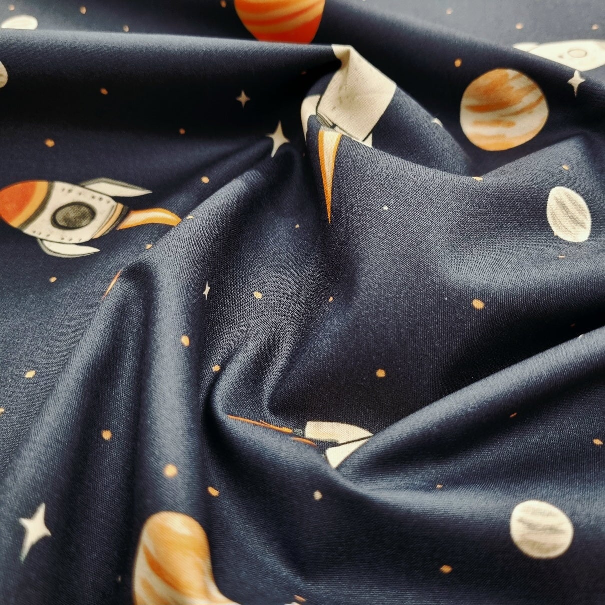 Raketen im Weltall auf dunkelblauer Popeline Webstoff Verhees Malu - Stoffhaus