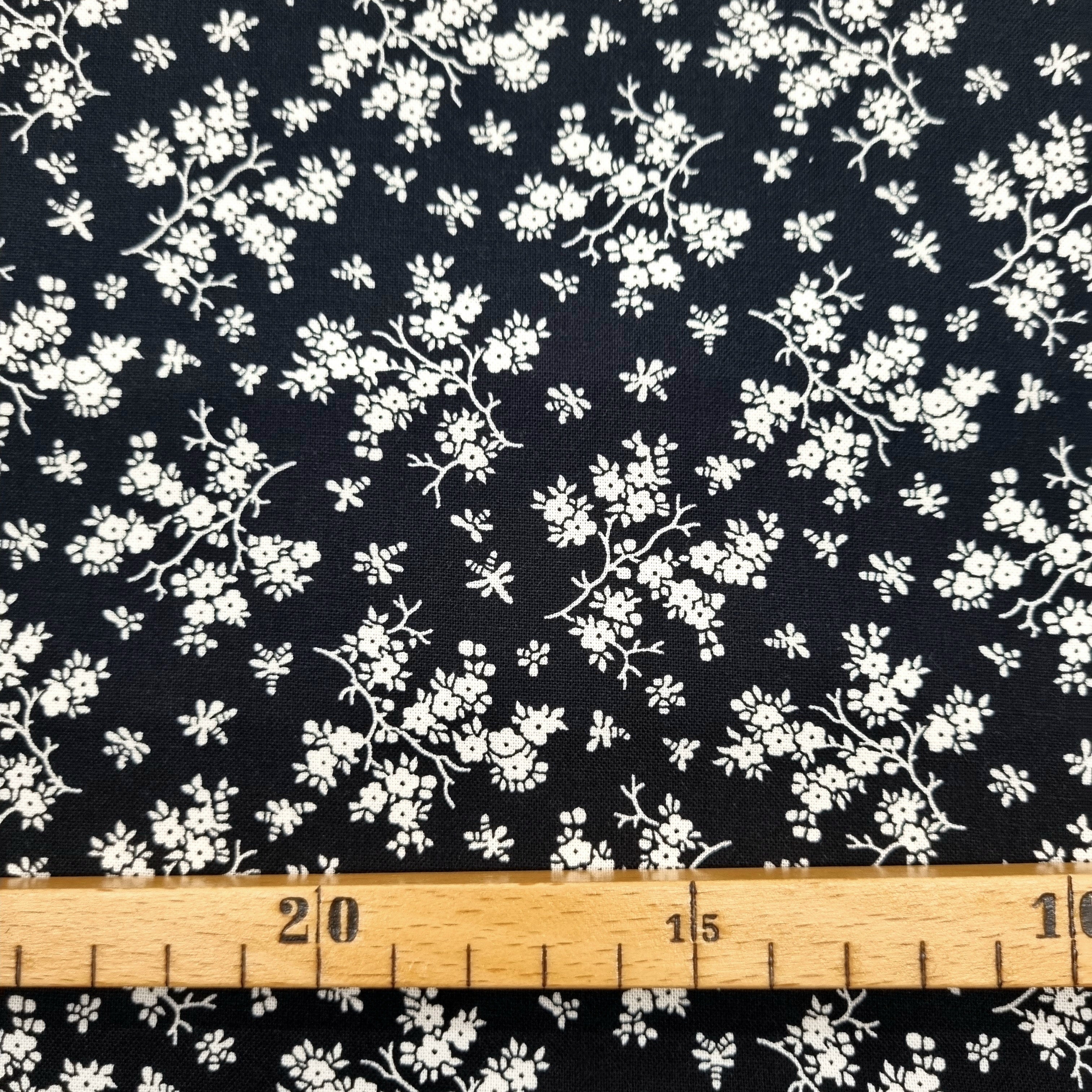 schwarz/weiß Blumendruck Webstoff Malu Stoffhaus Malu - Stoffhaus