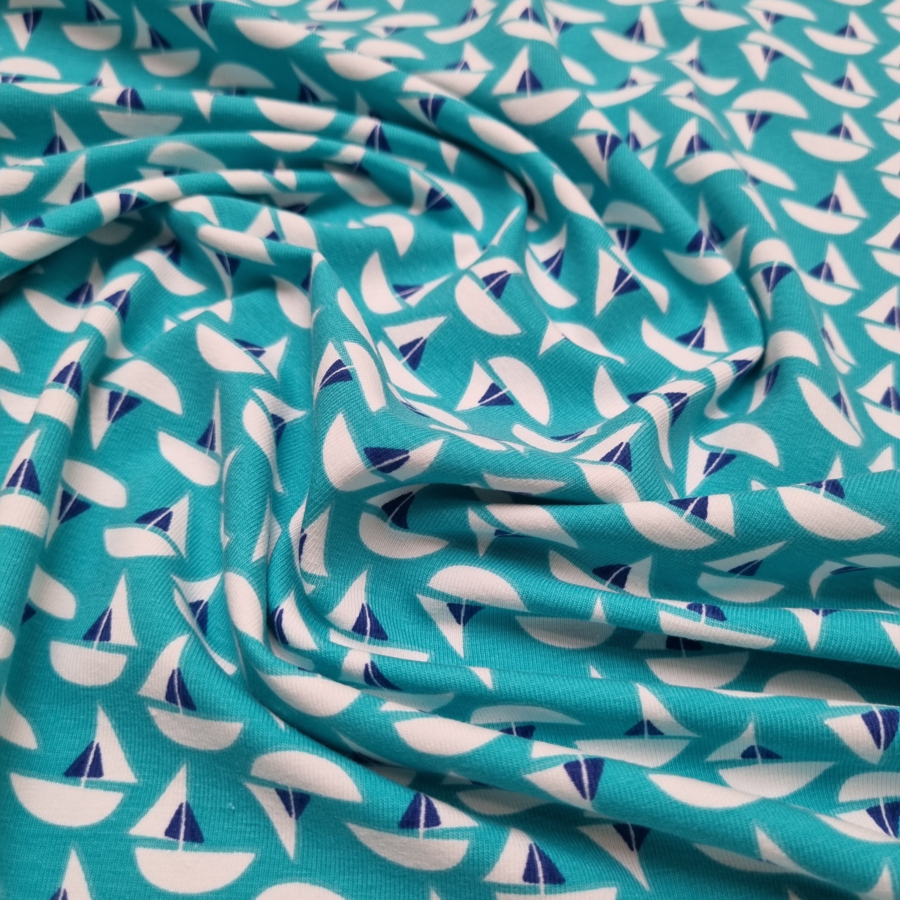 türkisfarbener Baumwolljersey mit kleine Schiffchen Viskosewebstoff, neu Domotex Malu - Stoffhaus