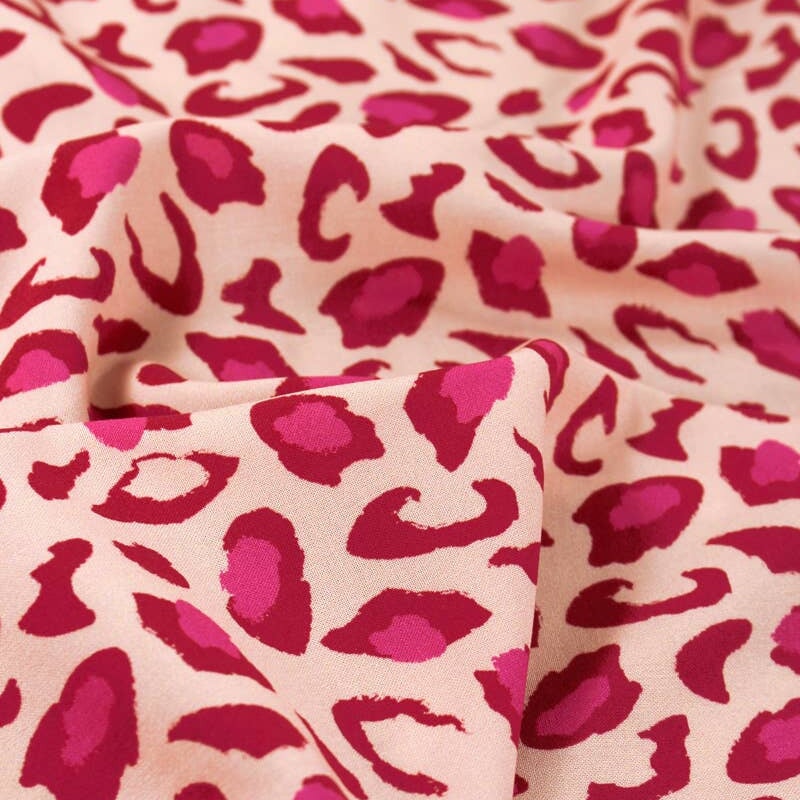 Viskose mit Animalprint nude/granatrot Viskosewebstoff, neu Eglantine et Zoé Malu - Stoffhaus