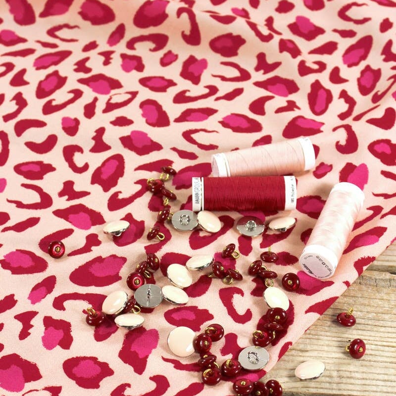 Viskose mit Animalprint nude/granatrot Viskosewebstoff, neu Eglantine et Zoé Malu - Stoffhaus