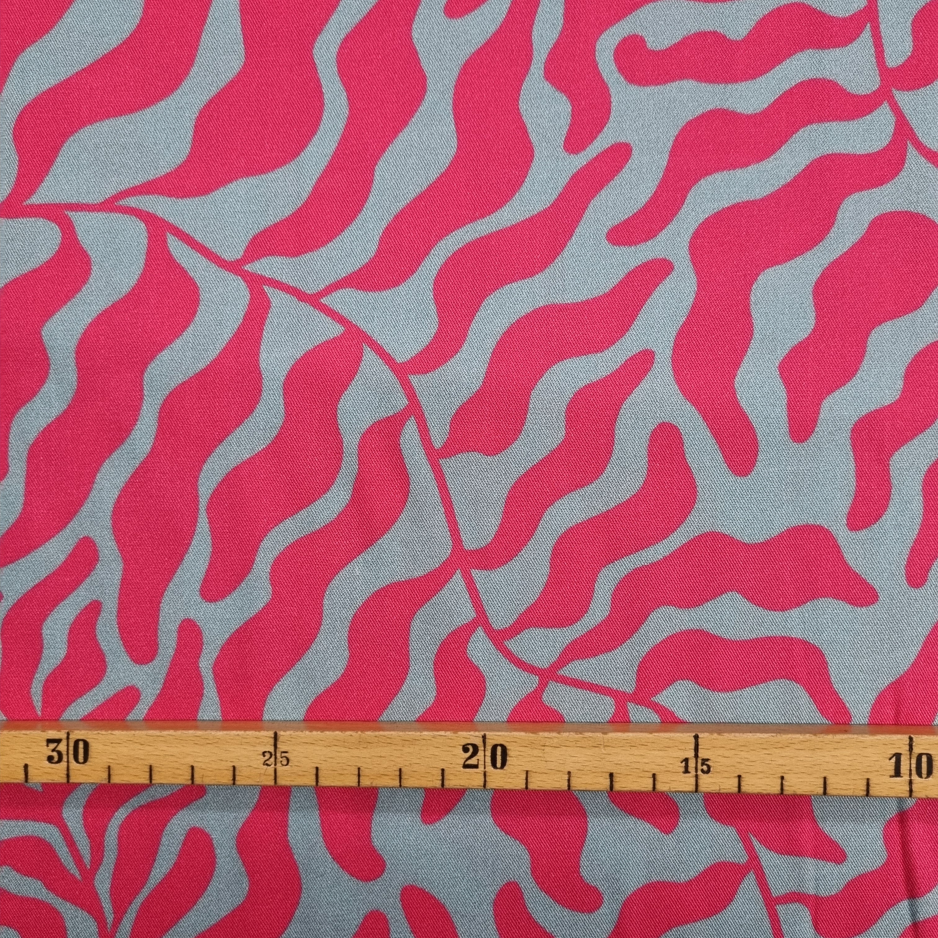 Viskosedruck Blätterranken pink/grau Webstoff Swafing Malu - Stoffhaus