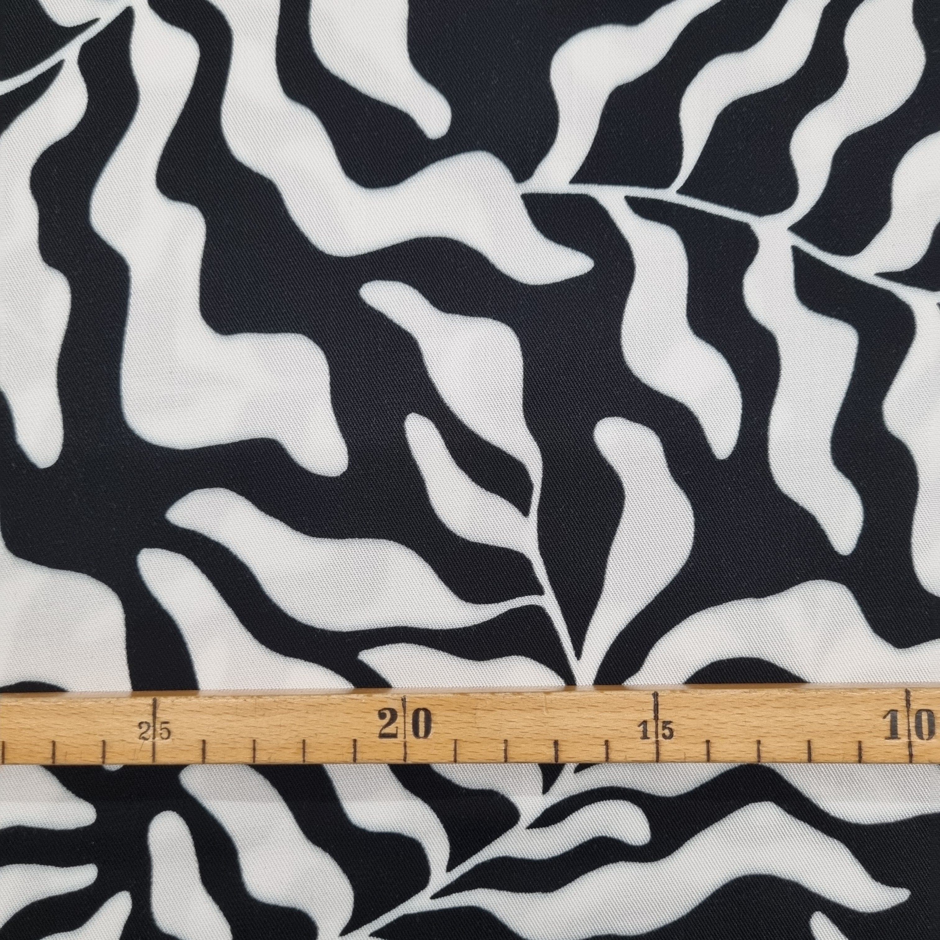 Viskosedruck Blätterranken schwarz/weiß Webstoff Swafing Malu - Stoffhaus