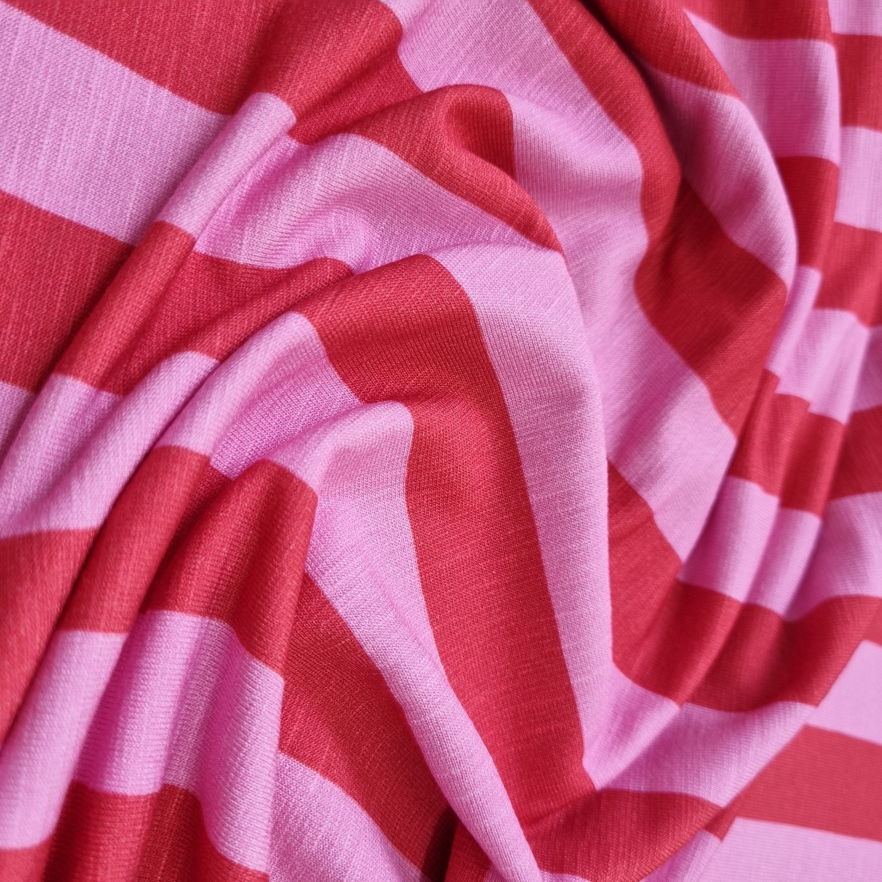 Viskoseslubjersey mit breiten Streifen in rot und rosa Viskosejersey Swafing Malu - Stoffhaus