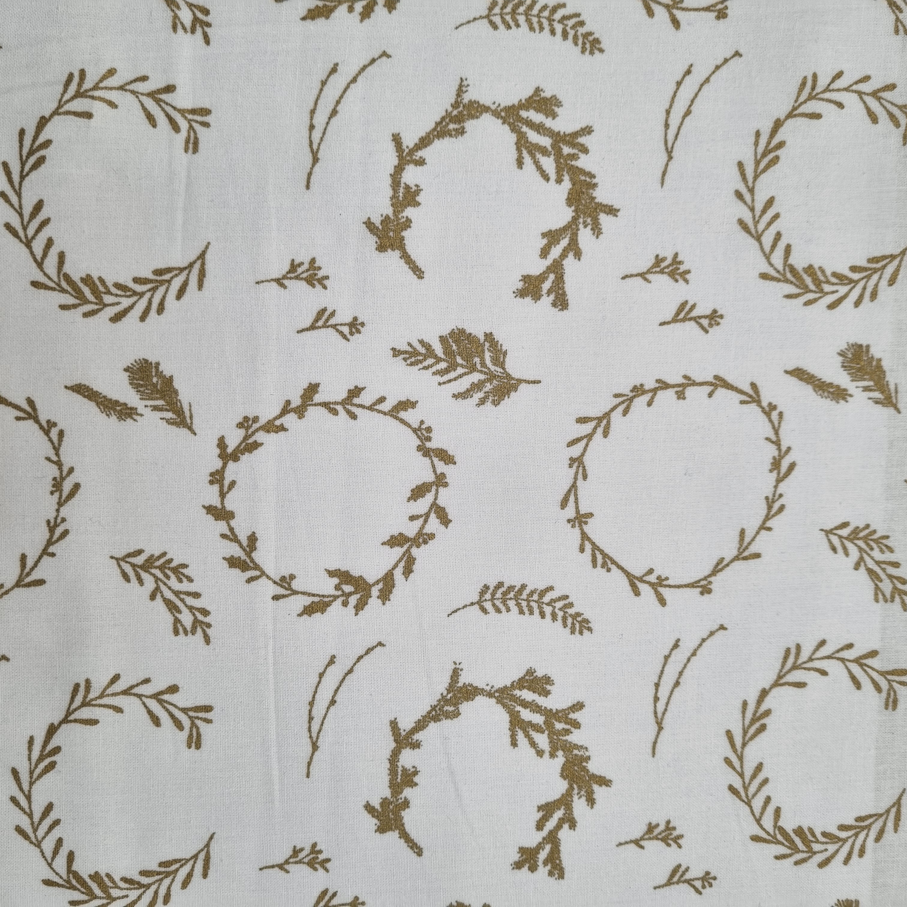 Weihnachtsdruck Kränze in Gold Webstoff Rico Malu - Stoffhaus