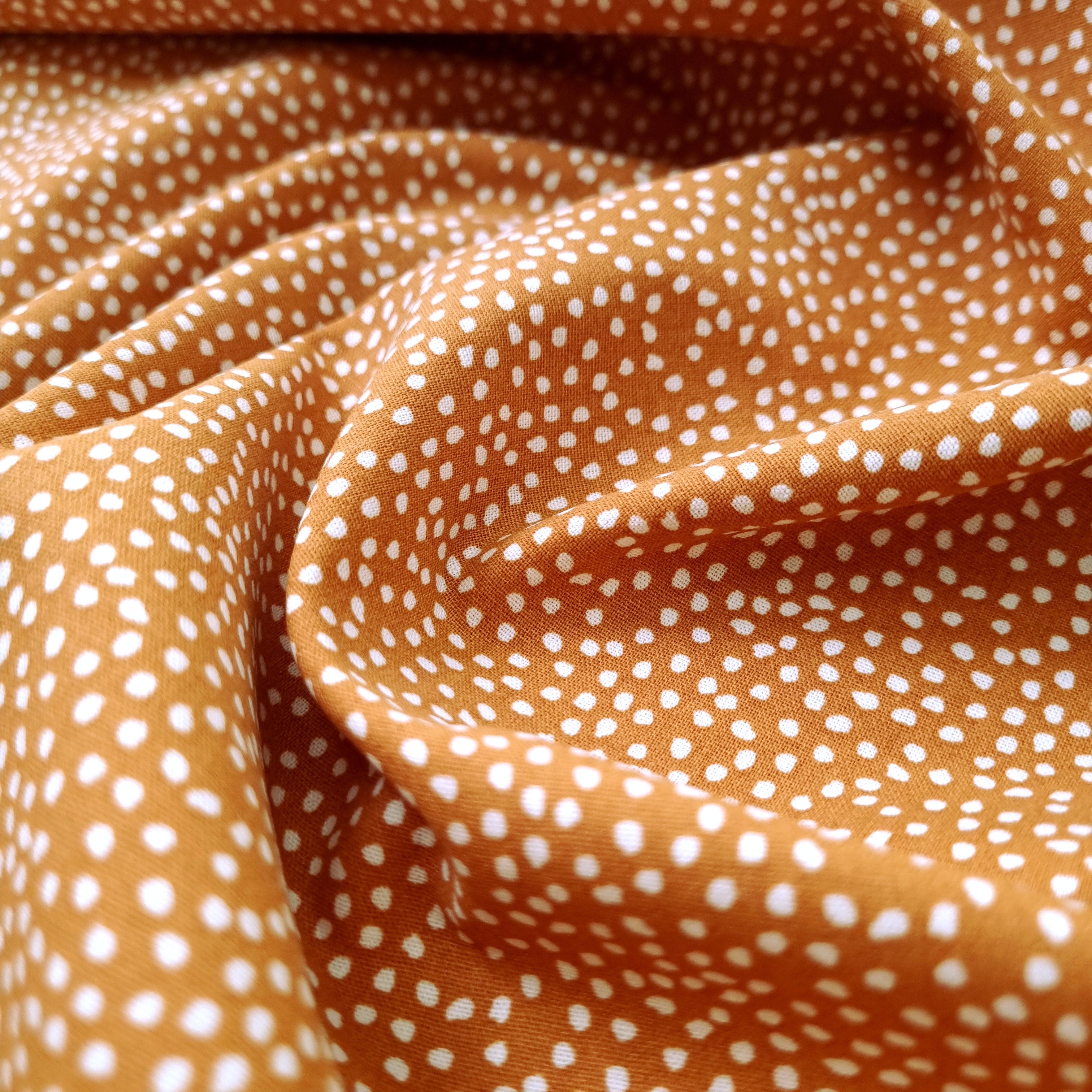 weiße Pünktchen auf ockerfarbenem Baumwollwebstoff Baumwollwebstoff, neu Domotex Malu - Stoffhaus
