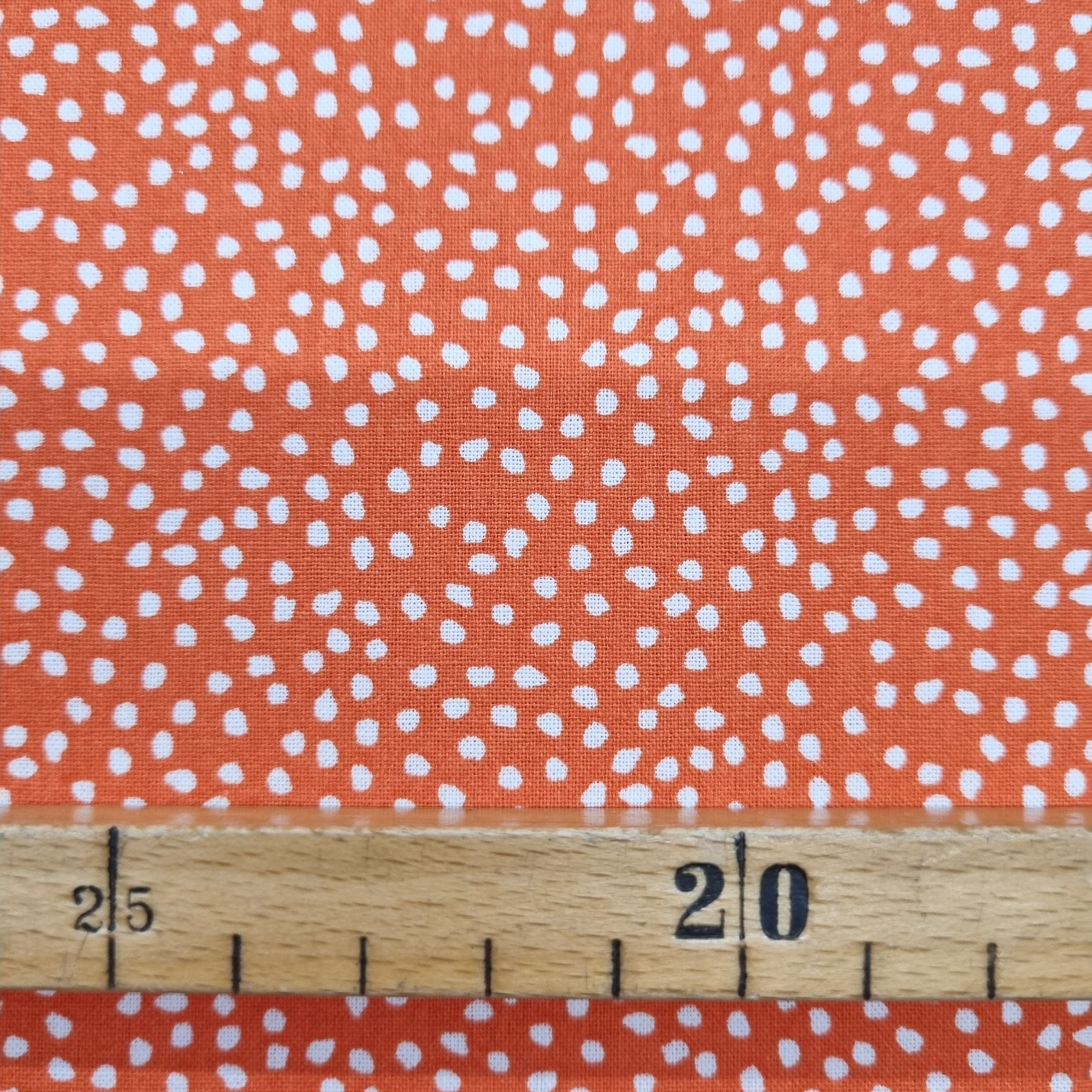 weiße Pünktchen auf orangenem Baumwollwebstoff Baumwollwebstoff, neu Domotex Malu - Stoffhaus